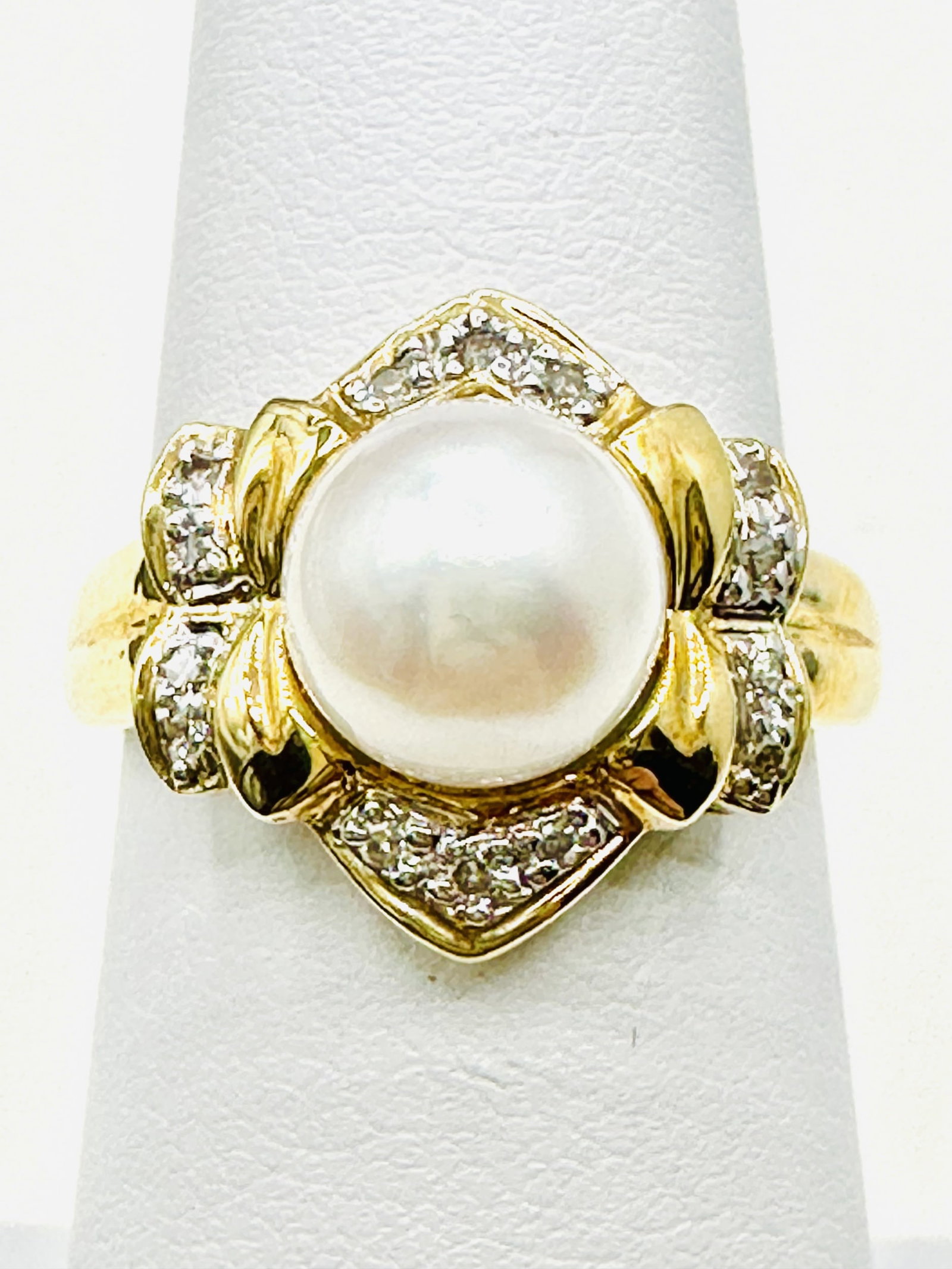 14KT Yellow Gold Diamonds And Cultured Pearl Ring Size 6.5 - J11227: *14KT Yellow Gold Diamonds and Cultured Pearl Ring *14 pcs diamond 0.08 carat (t.w.) *Pearl: 7.5 mm *Ring Weight: 3.9 grams , *Diamond Clarity VS-SI, Color G-K, *Condtion: New in Box, *Ring size 6.5,