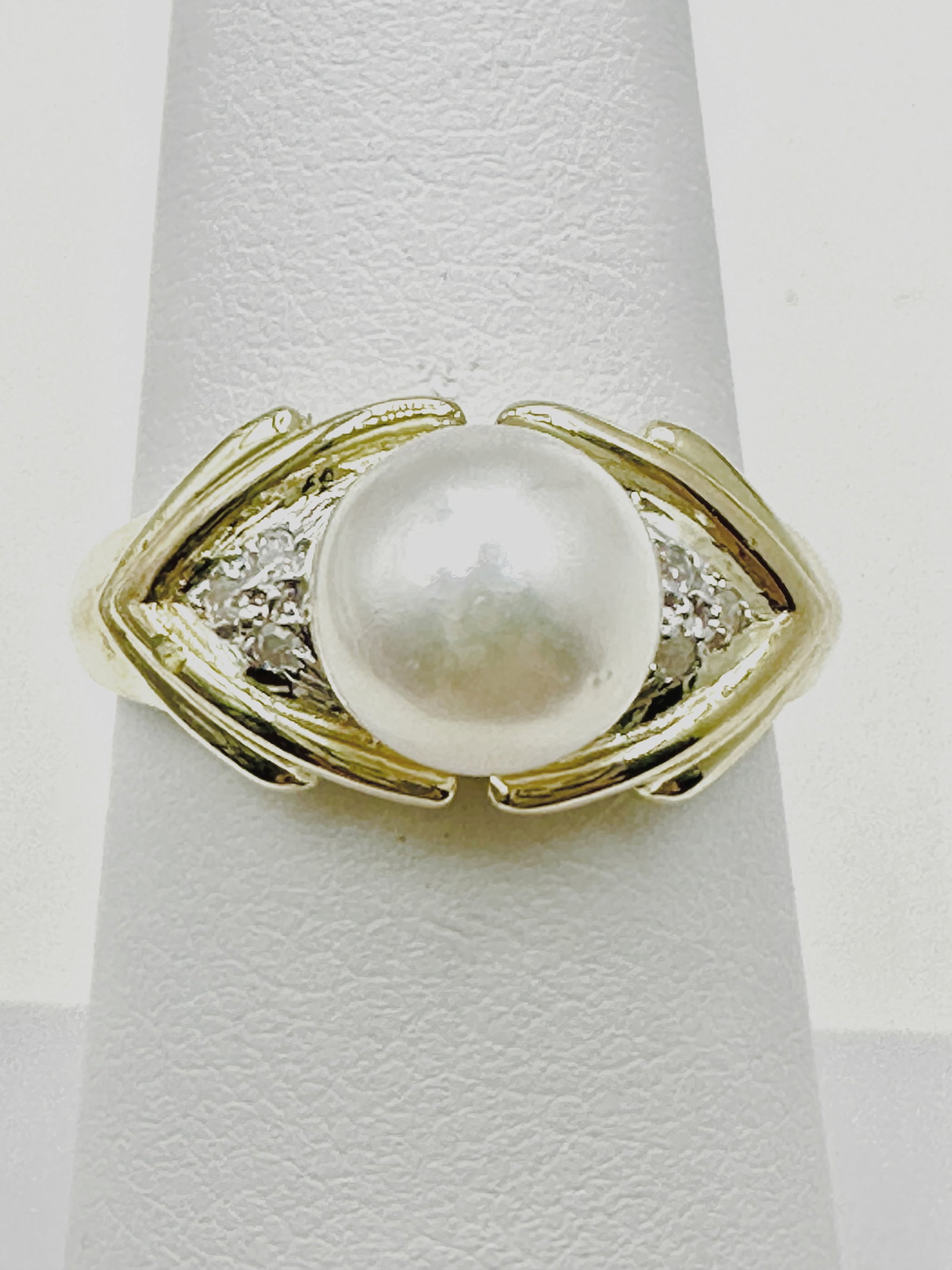 14KT Yellow Gold Diamonds And Cultured Pearl Ring Size 7 - J11228: *14KT Yellow Gold Diamonds and Cultured Pearl Ring *6 pcs diamond 0.04 carat (t.w.) *Pearl: 7.5 mm *Ring Weight: 3.10 grams, *Diamond Clarity VS-SI, Color G-K, *Condtion: New in Box, *Ring size 7, *J1