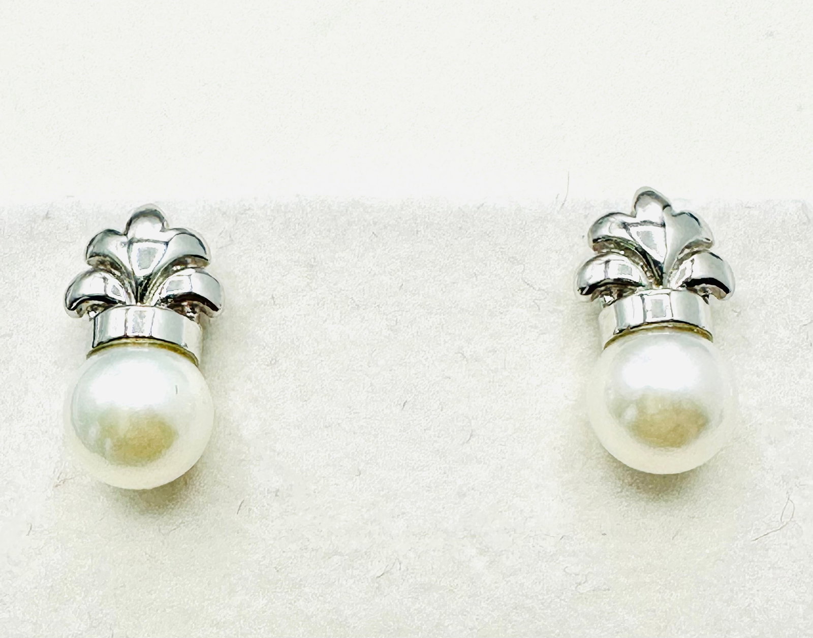 Pairs Of Pearls Earrings In 14KT White Gold Fancy Setting - J11320: * Pairs of Pearls Earrings in 14KT White Gold Fancy Setting. * 2 PCS Pearl: 6.5 mm each * Earrings Length: 14 mm * Earrings Weight: 2.60 grams * Push back * Condition: New in Box * J11320