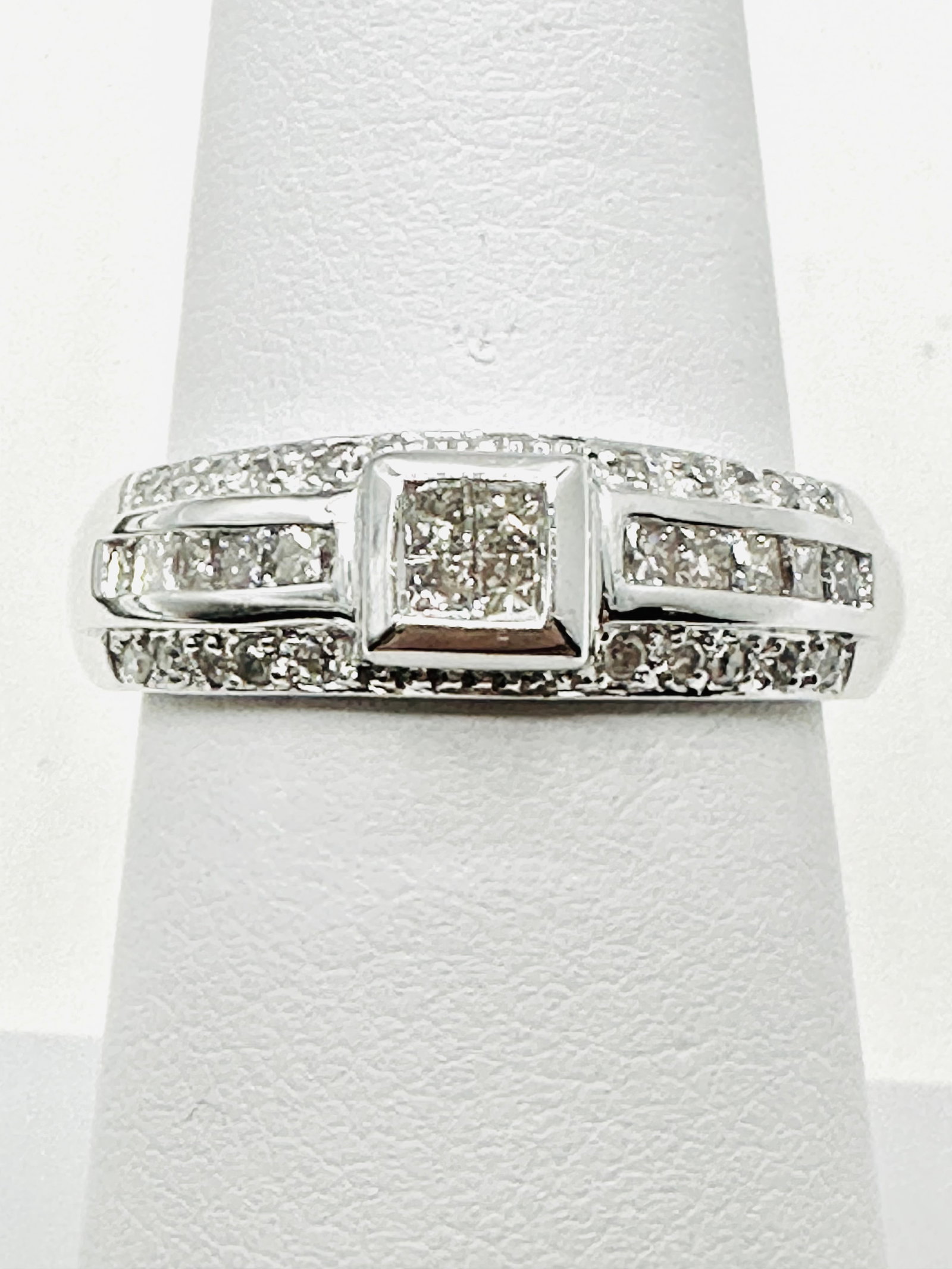 14KT White Gold Diamond Fancy Ring Size 7 - J11332 (1 of 3)