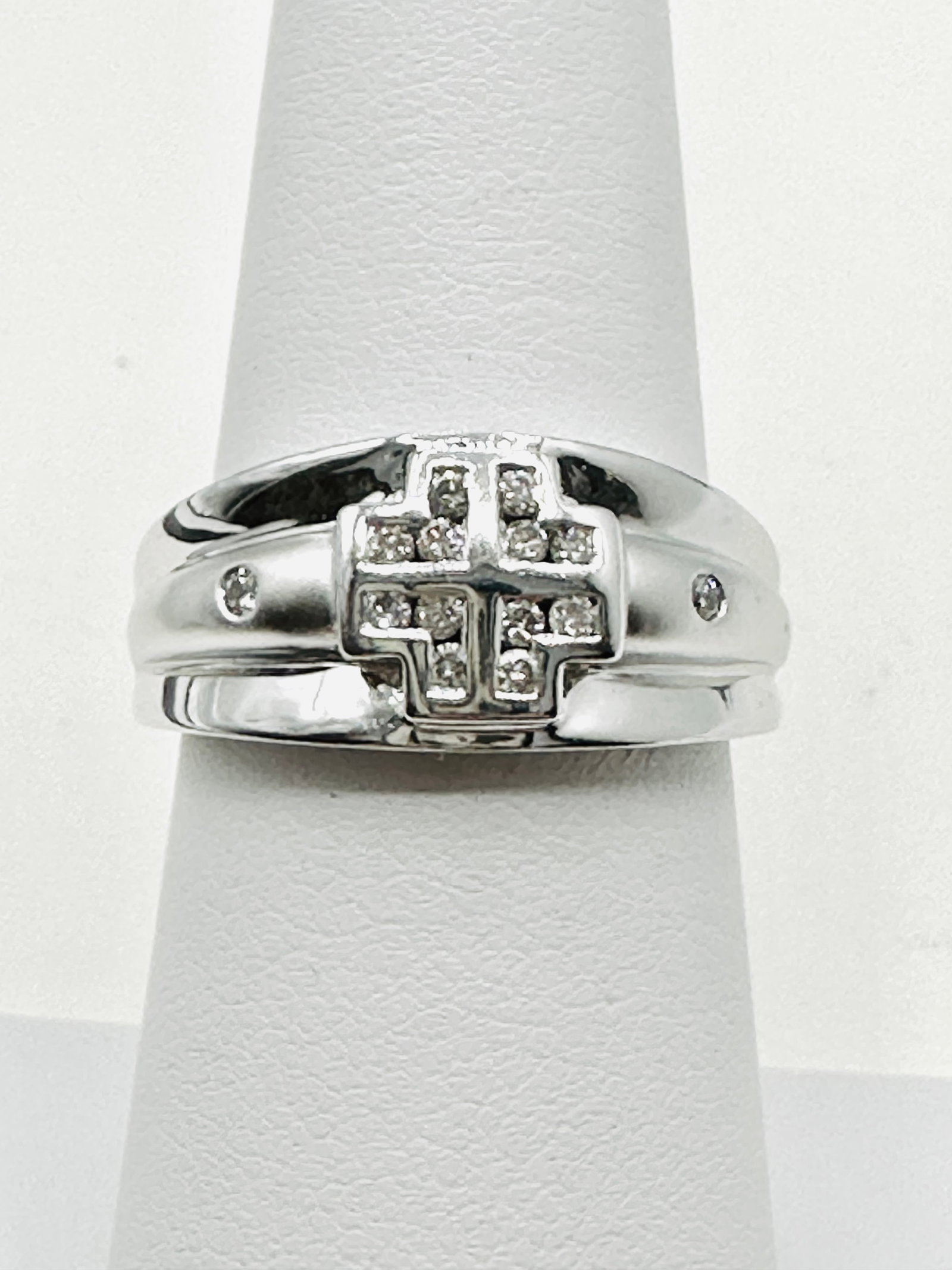 14KT White Gold Diamond Cross Band Ring Size 7 - J11342 (1 of 3)