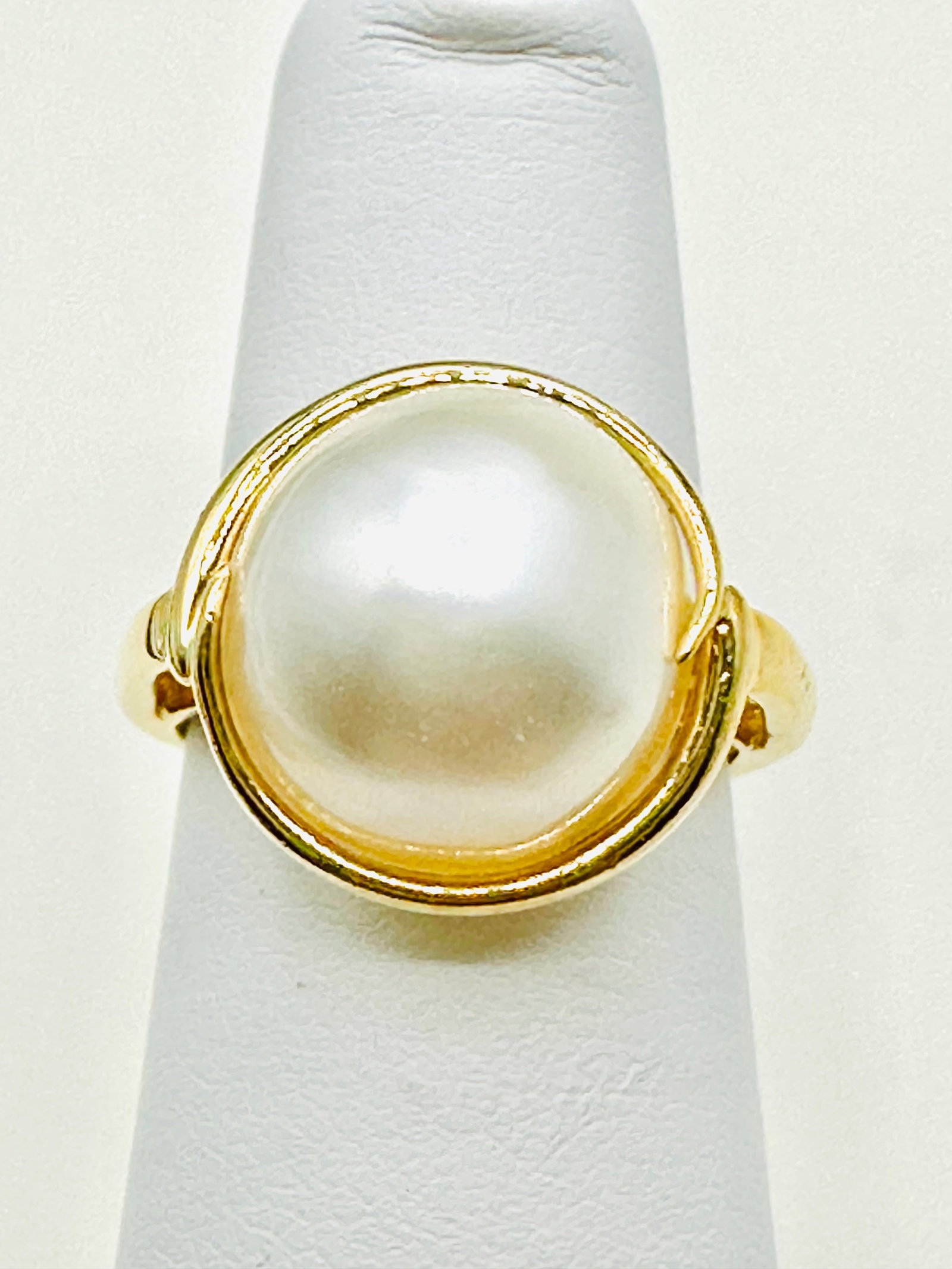 14KT Yellow Gold Mobe Pearl Ring Size 5 - J11350 (1 of 3)