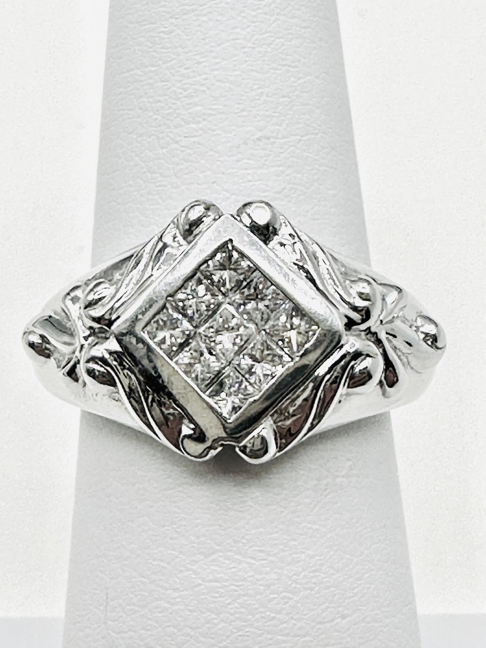 18KT White Gold Natural Diamond Fancy Ring Size 6 - J11391: * 18KT White Gold Natural Diamond Fancy Ring * 9 pcs Princess cut diamond 0.50 carat(t.w.) * Diamond Clarity VS-I, Color G-K, * Condition: New in Box * Ring Weight: 11.80 grams * Ring size 6 * J11391