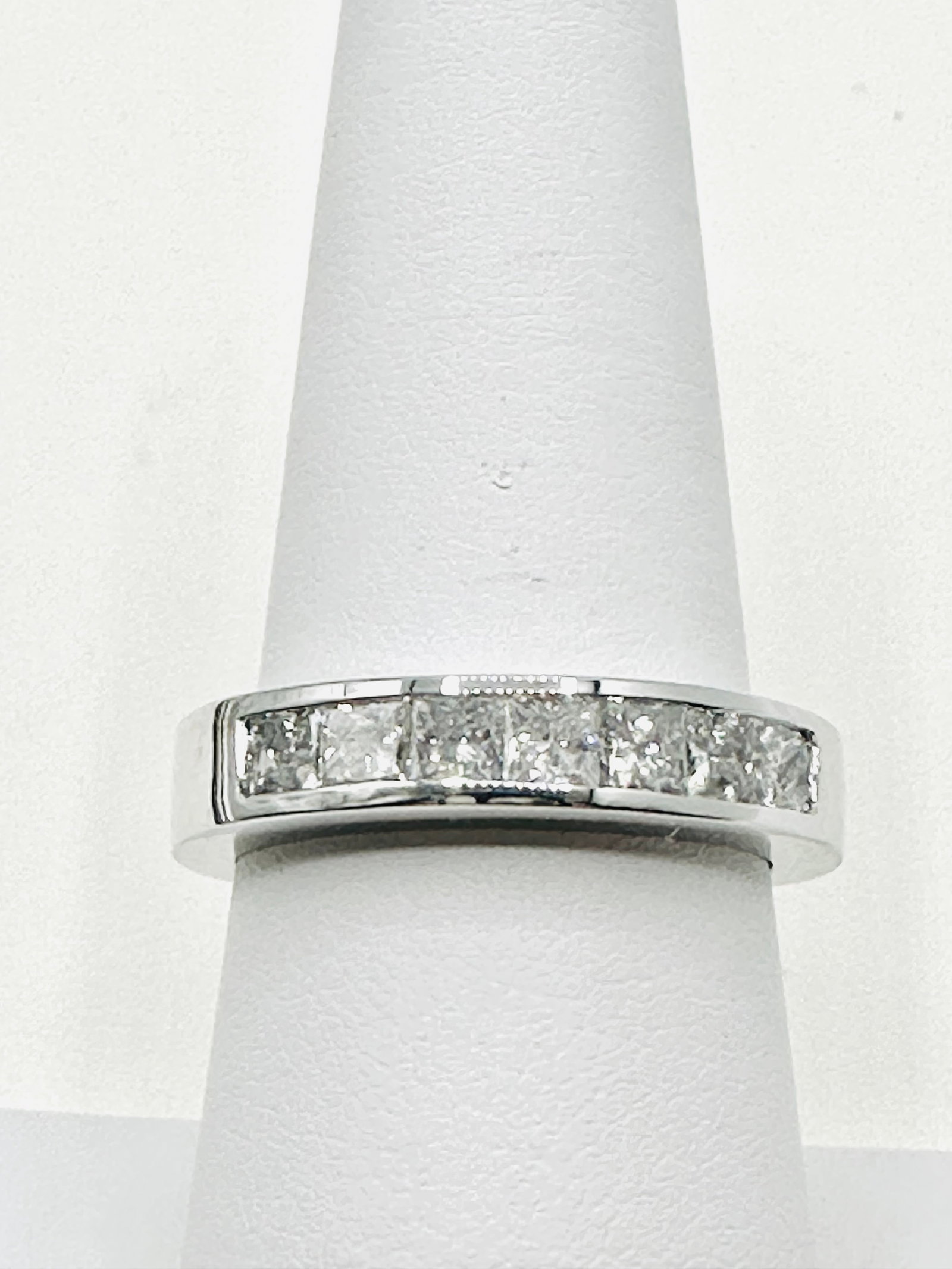 14KT White Gold Natural Diamond Band Ring Size 7.5 - J11392 (1 of 3)