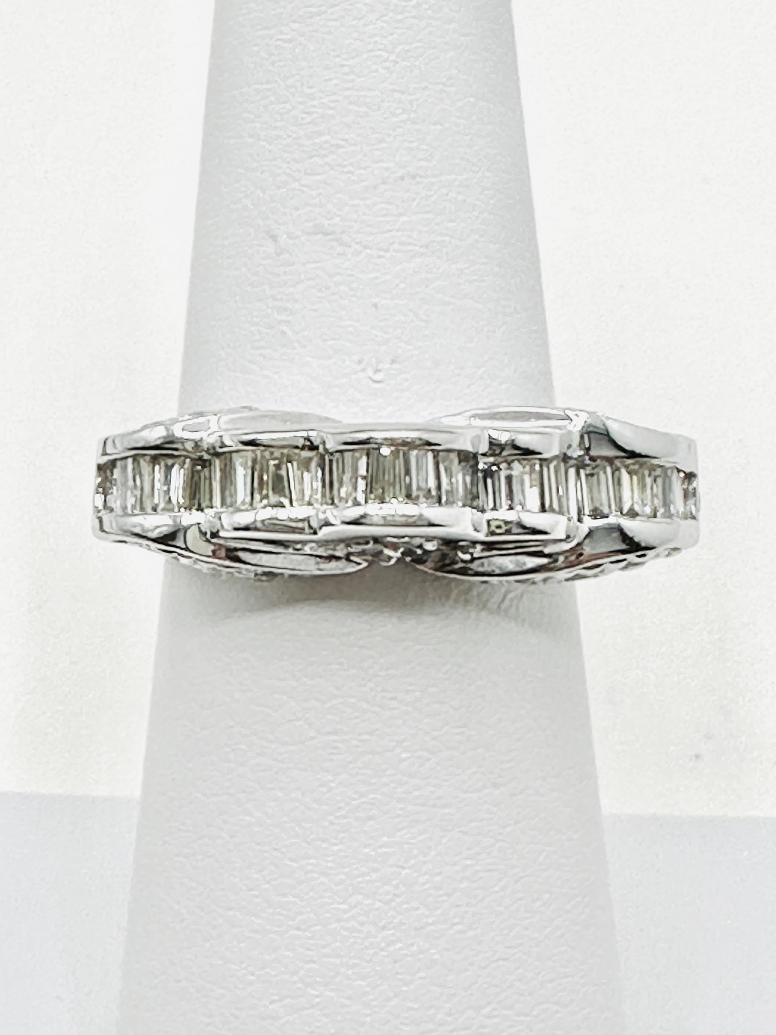 18 KT White Gold Natural Diamond Lady’s Ring Size 6.5 - J11421 (1 of 3)