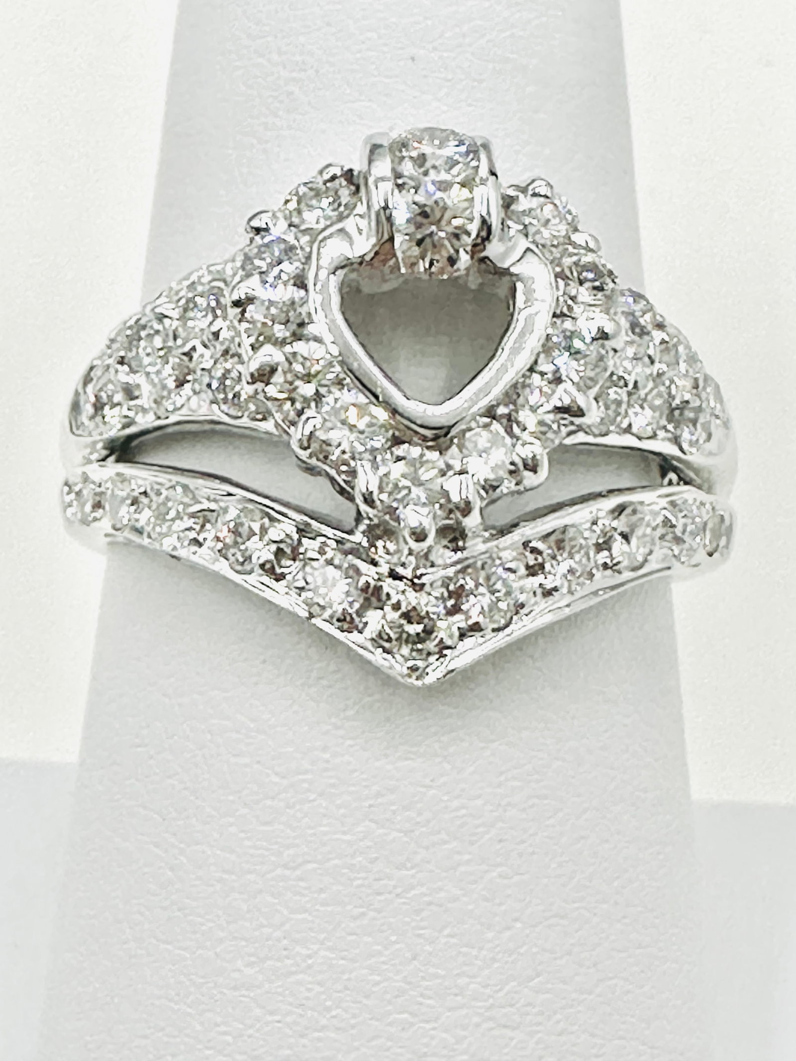 18KT White Gold Natural Diamond Ladys Heart Ring Size 7 - J11422 (1 of 3)