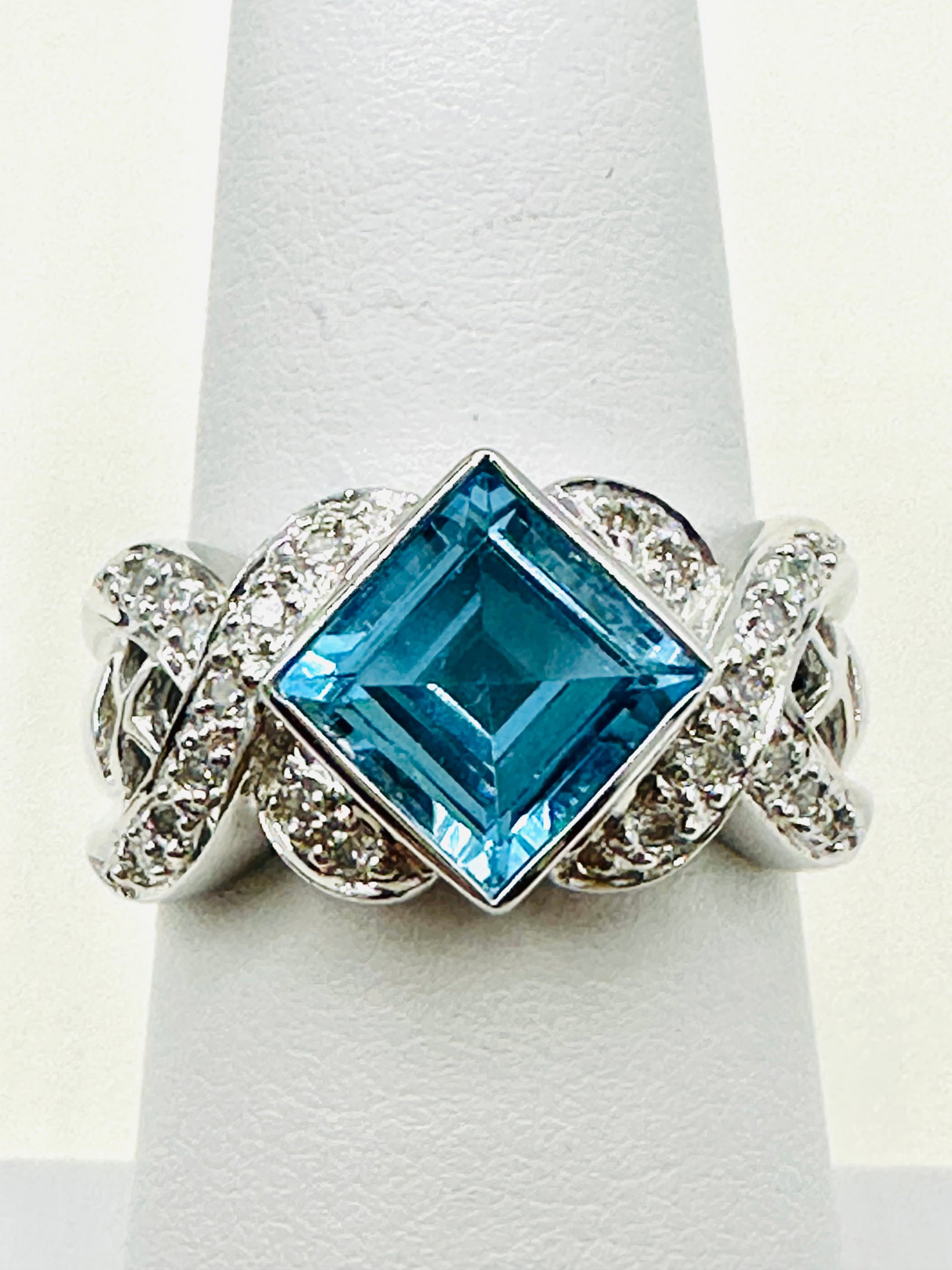 14KT White Gold Natural Diamond And Blue Topaz Ring Size 6.75 - J11449 (1 of 3)