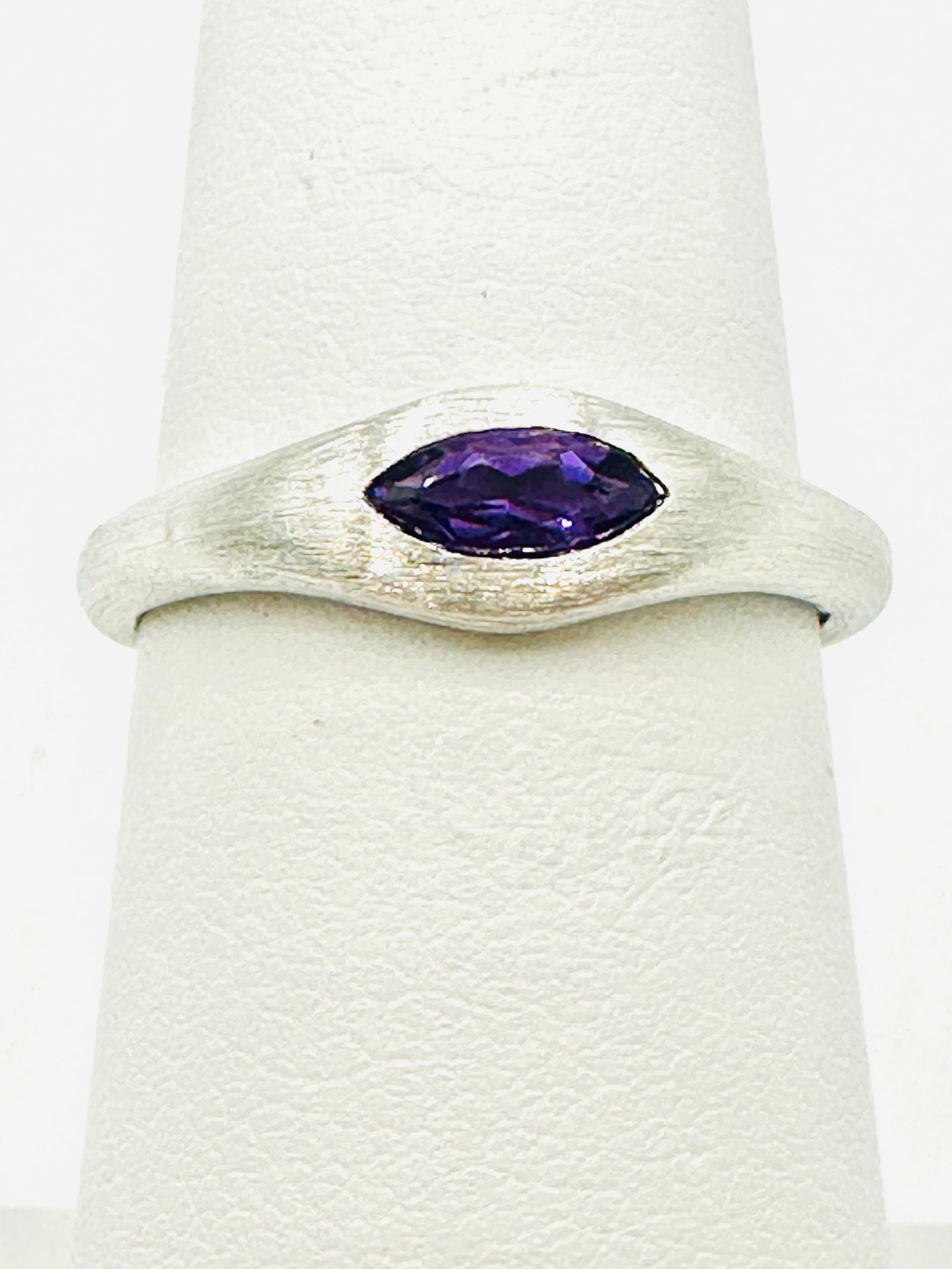 18Karat White Gold Amethyst Ring Size 6 - J11453 (1 of 3)