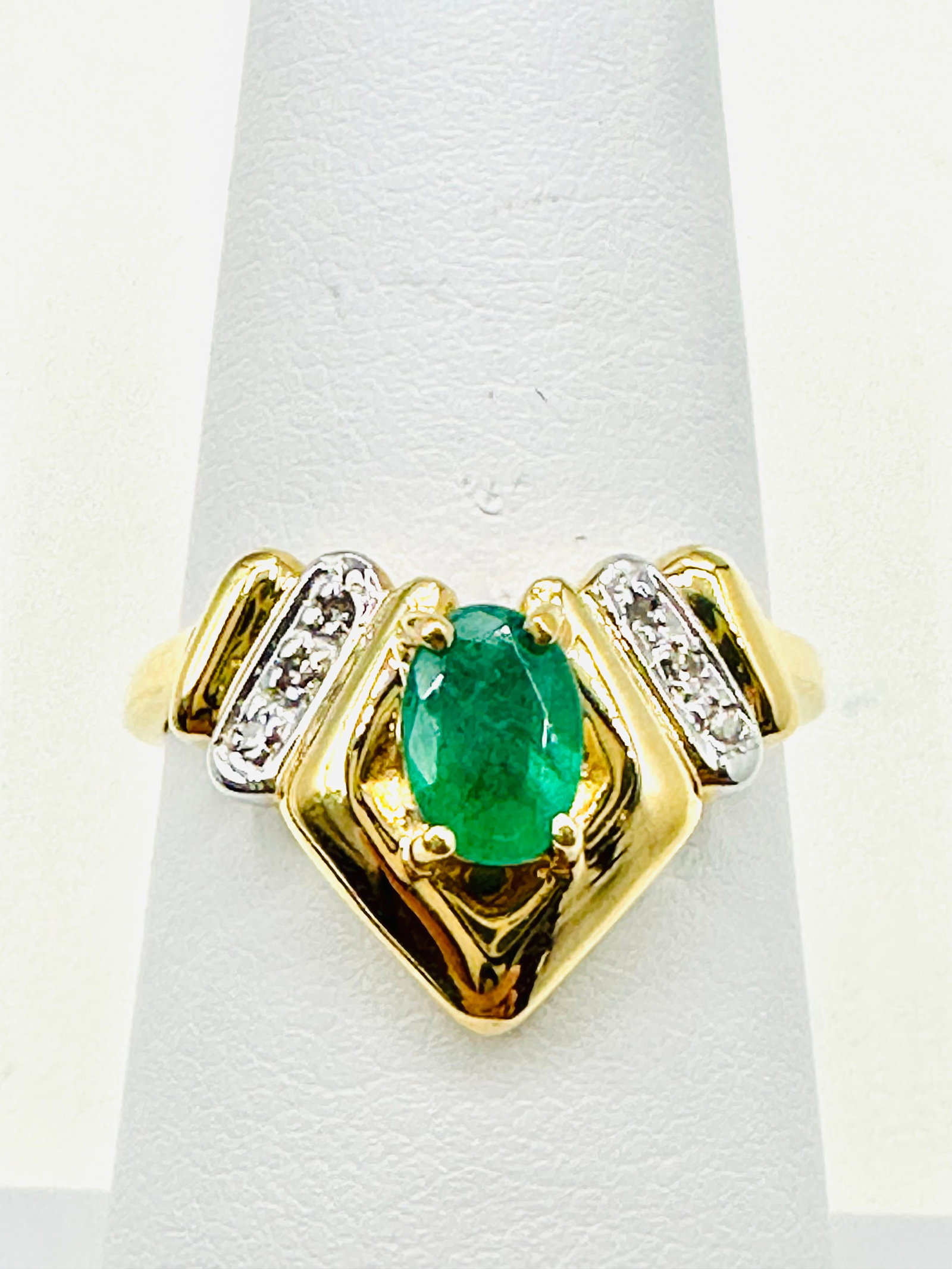 14 Karat Yellow Gold Natural Diamond And Natural Emerald V Shaped Ring Size 6.5 - J11468 (1 of 3)