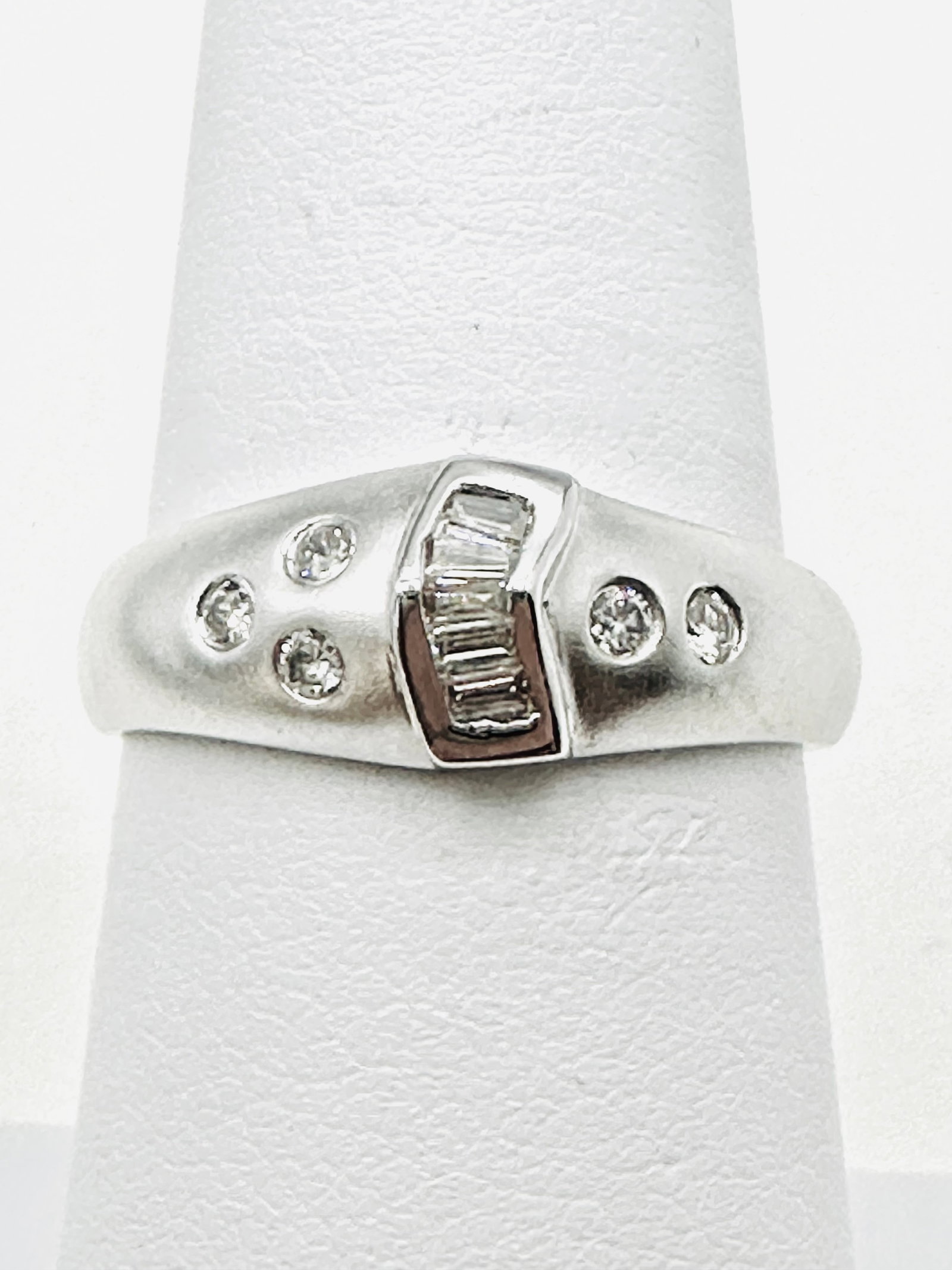 14Karat White Gold Natural Diamond Ring Size 6.5 - J11481 (1 of 3)