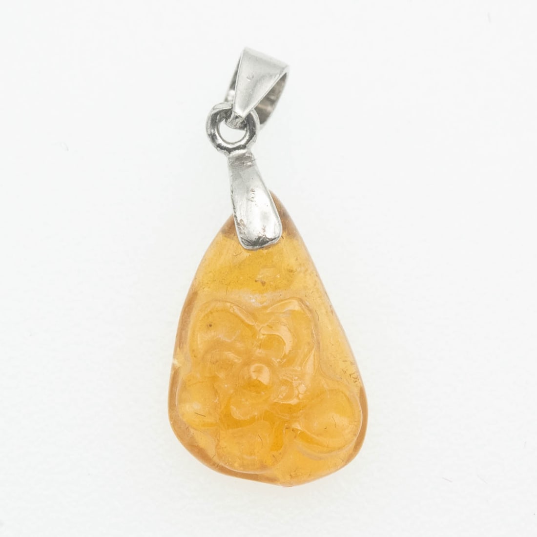 Sterling Silver Latch Yellow Jade Flower Pendant: Medium: Yellow Jade Size: 0.5x0.25 inches Age/Detail: Sterling Silver Latch Condition: Great, check photo for detail Provenance: Collection from Estate in Tribecca Please view all the photos as they a