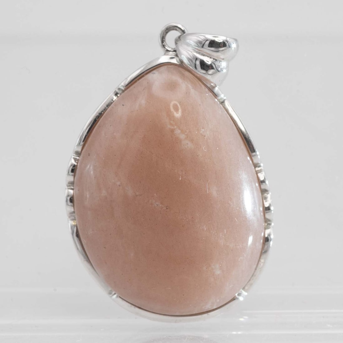 Sterling Silver Bezel Natural Rose Quartz Pendant: Medium: Natural Rose Quartz Size: 1.3x1x0.3 inches Age/Detail: Sterling Silver Bezel Condition: great overall, check photo for condition reference. Provenance: Collection from Estate in Williamsburg L