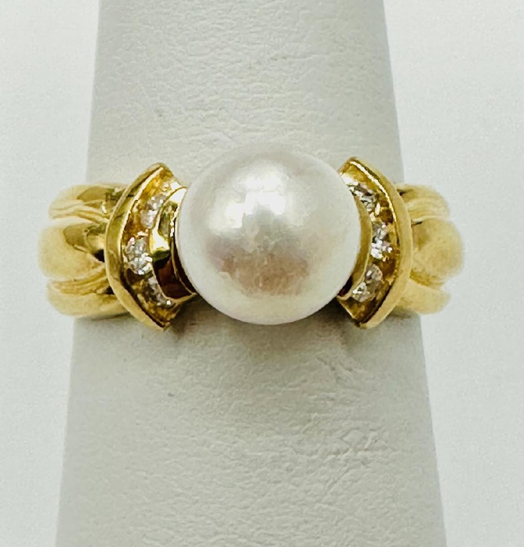 14KT Yellow Gold Natural Diamond Cultured Pearl Ring # 2066: # 2066 14KT Yellow Gold Natural Diamond Cultured Pearl Ring 6 Pieces Diamond 0.12 carat(t.w.) 1 piece pearl 7.5mm Ring Weight: 4.60 grams Ring Size: 5.5