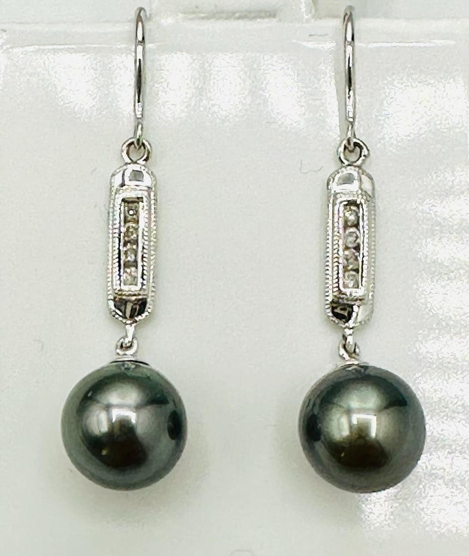 14KT White Gold Natural Diamond Cultured Tahitian Pearl Hanging Earrings # 2102: # 2102 14KT White Gold Natural Diamond Cultured Tahitian Pearl Hanging Earrings 8 pieces diamond 0.06 carat(t.w.) 2 pieces pearl: 8 mm Fish Hooks Earrings Weight: 3.30 grams Earring Size: 34 mm x 8.20