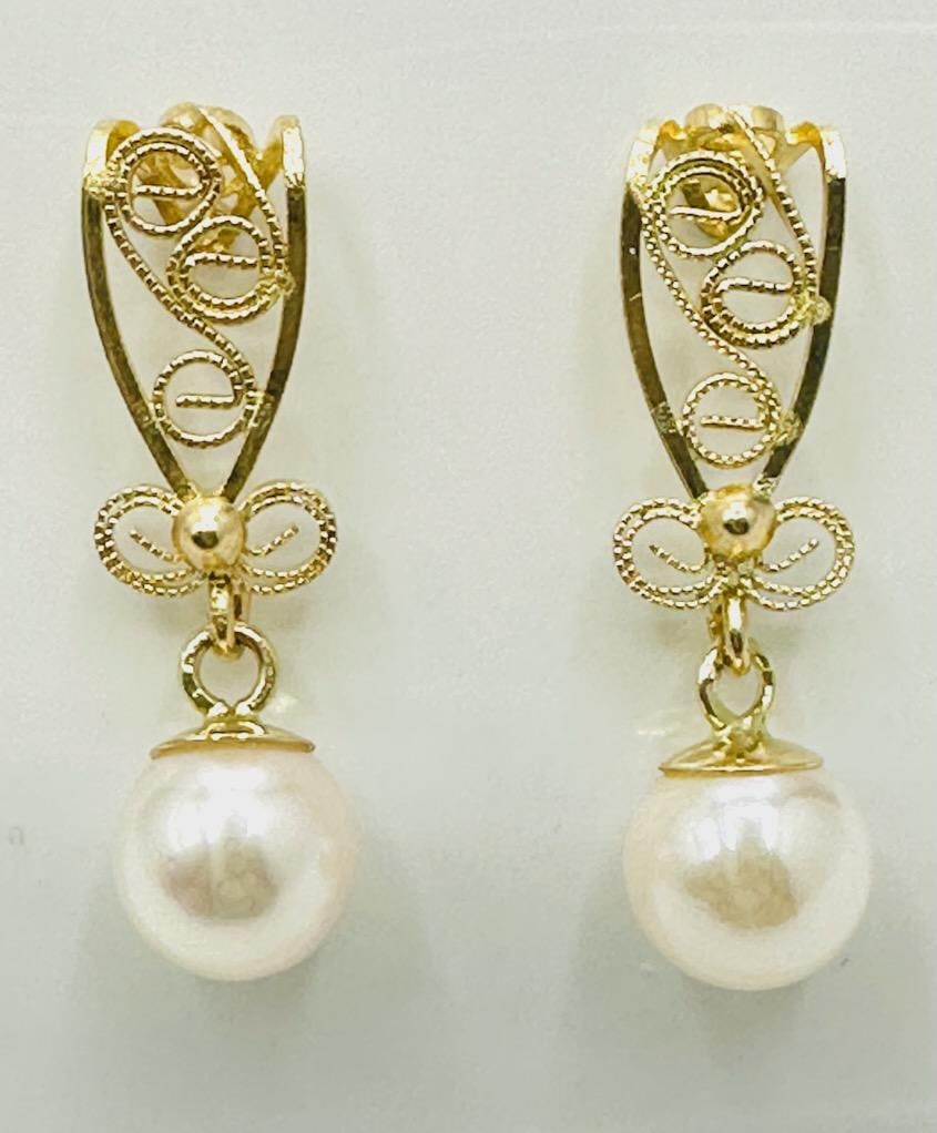 14KT Yellow Gold Pair of Cultured Freshwater Pearl Hanging Earrings # 2157: # 2157 14KT Yellow Gold Pair of Cultured Freshwater Pearl Hanging Earrings 2 pieces pearl 7.3 mm each Earrings Weight: 2.80 grams Push backs Earrings size: 25 mm x 7.3 mm