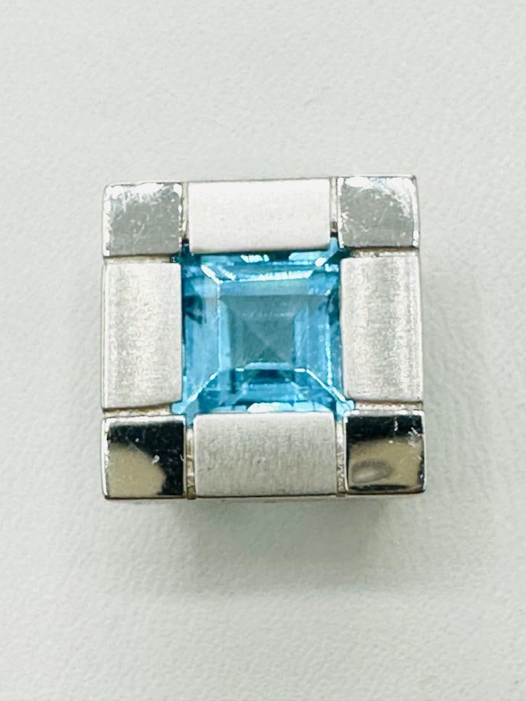 14KT White Gold Blue Topaz Slide Pendant # 2172: # 2172 14KT White Gold Blue Topaz Slide Pendant Pendant Weight: 3.90 grams Pendant size: 14 mm x 14 mm