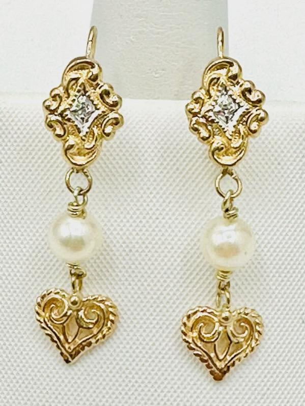 14KT Yellow Gold Pair of Huggies Earrings with Natural Diamonds # 2177: # 2177 14KT Yellow Gold Pair of Hanging Heart Earrings with Natural Diamonds 2 Pieces Diamond 0.02 carat( t.w.) 2 pieces freshwater Pearl 5mm each Earrings Weight: 3.50 grams Leverbacks Earrings size: