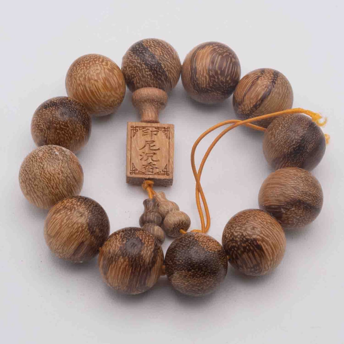 Indonesian Agarwood Bead Bracelet With Box: Medium: Indonesian Agarwood Size: 20mm Age/Detail: Condition: great overall, check photo for condition reference. Provenance: Collection from Estate in Williamsburg LiveShipping is NOT a part of the a