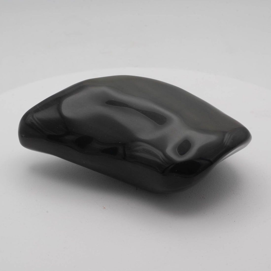Polished Banded Agate Scholar's Decor Item: Medium: Banded Agate Size: 4x2.8x1.8 inches Age/Detail: Polished Condition: great overall, check photo for condition reference. Provenance: Collection from Estate in Williamsburg LiveShipping is NOT a