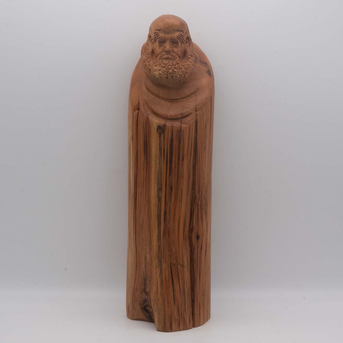 Old Chinese Carved Wood Damo Sculpture: Medium: Wood Size: 3.3x3x10.5 inches Age/Detail: Old Chinese Carved Condition: great overall, check photo for condition reference. Provenance: Collection from Estate in Williamsburg LiveShipping is NO