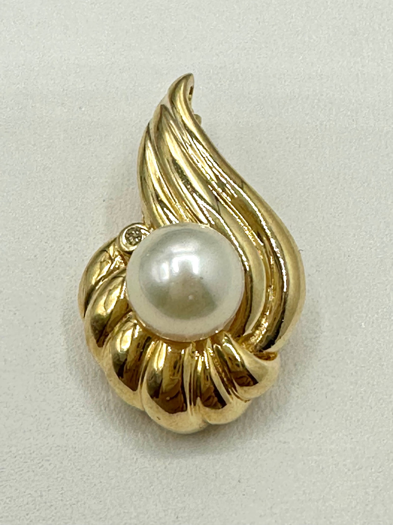 14KT Yellow Gold, Pearl Pendant with one Diamond # 2789: # 2789 14KT Yellow Gold, Pearl Pendant with one Diamond 1 piece pearl 7mm Pendant Weight: 3.4 grams (t.w.) Pendant size: 23.5 mm X 13.5 mm