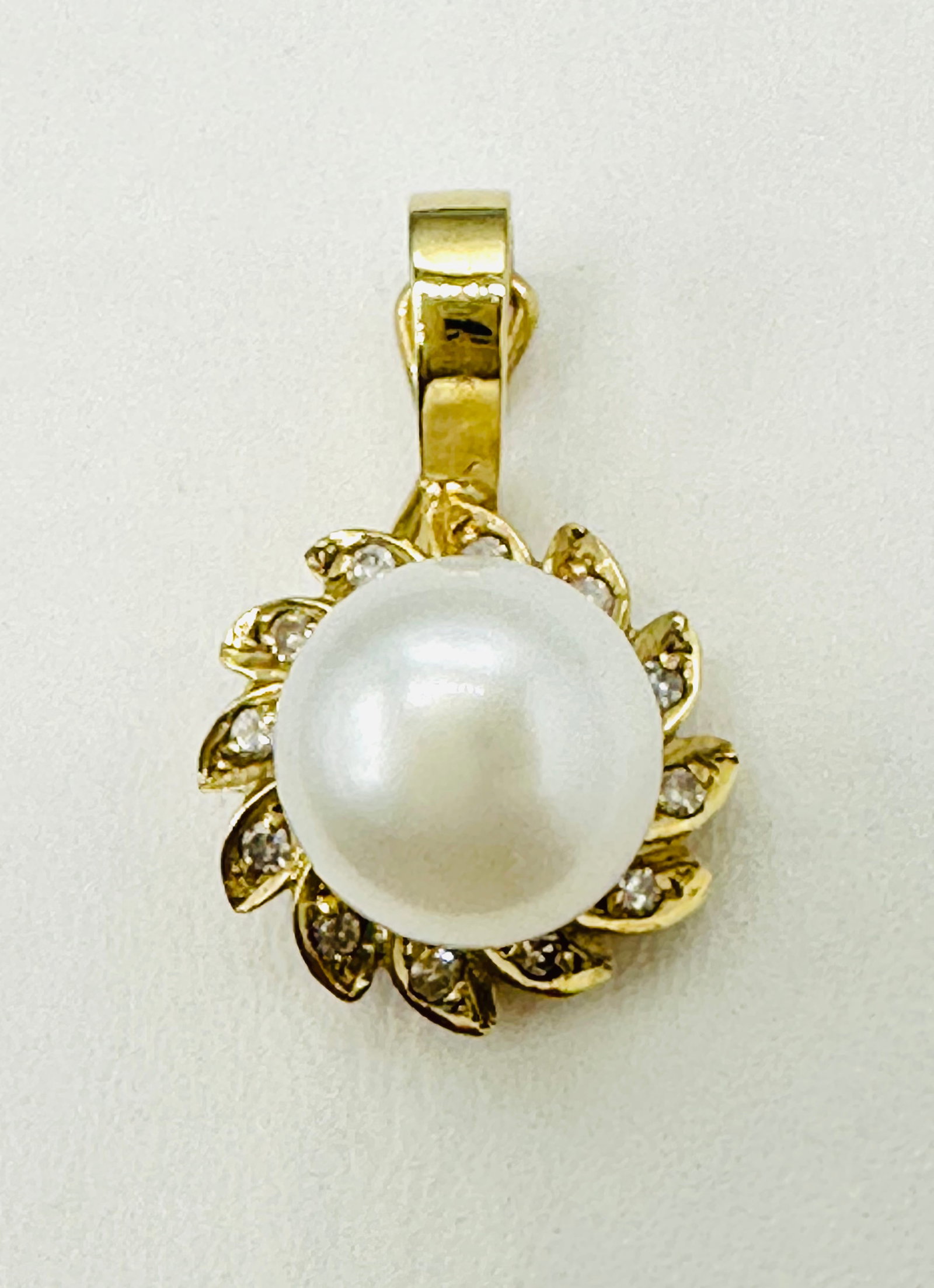 Natural Diamond and Pearl Pendant, 14KT Yellow Gold # 2817: # 2817 Natural Diamond and Pearl Pendant, 14KT Yellow Gold 12 pieces diamond 0.08 carat(t.w.) Pearl: 8.5 mm Pendant Weight: 1.80 grams(t.w.) Pendant Size: 19 mm x 12 mm