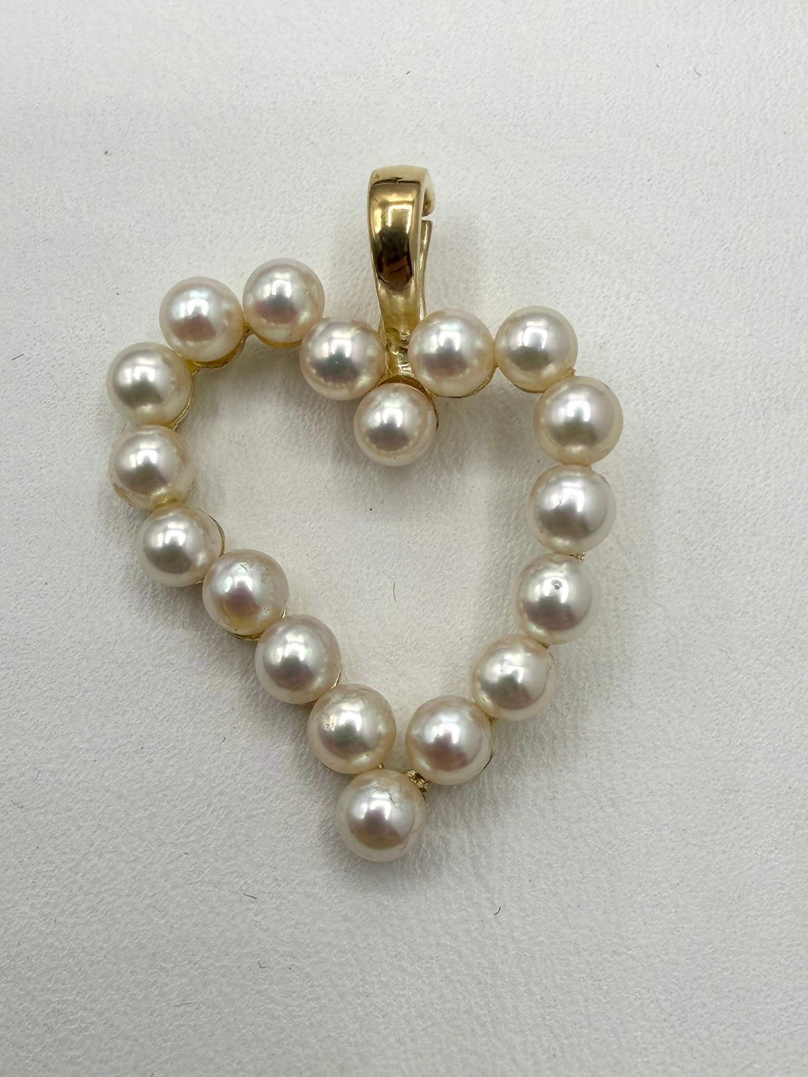 14KT Yellow Gold Pearl pendant # 2853: # 2853 14KT Yellow Gold Pearl pendant 18 pieces freshwater pearl Pendant Weight: 3.0 grams(t.w.) Pendant Size: 31 mm x 24 mm