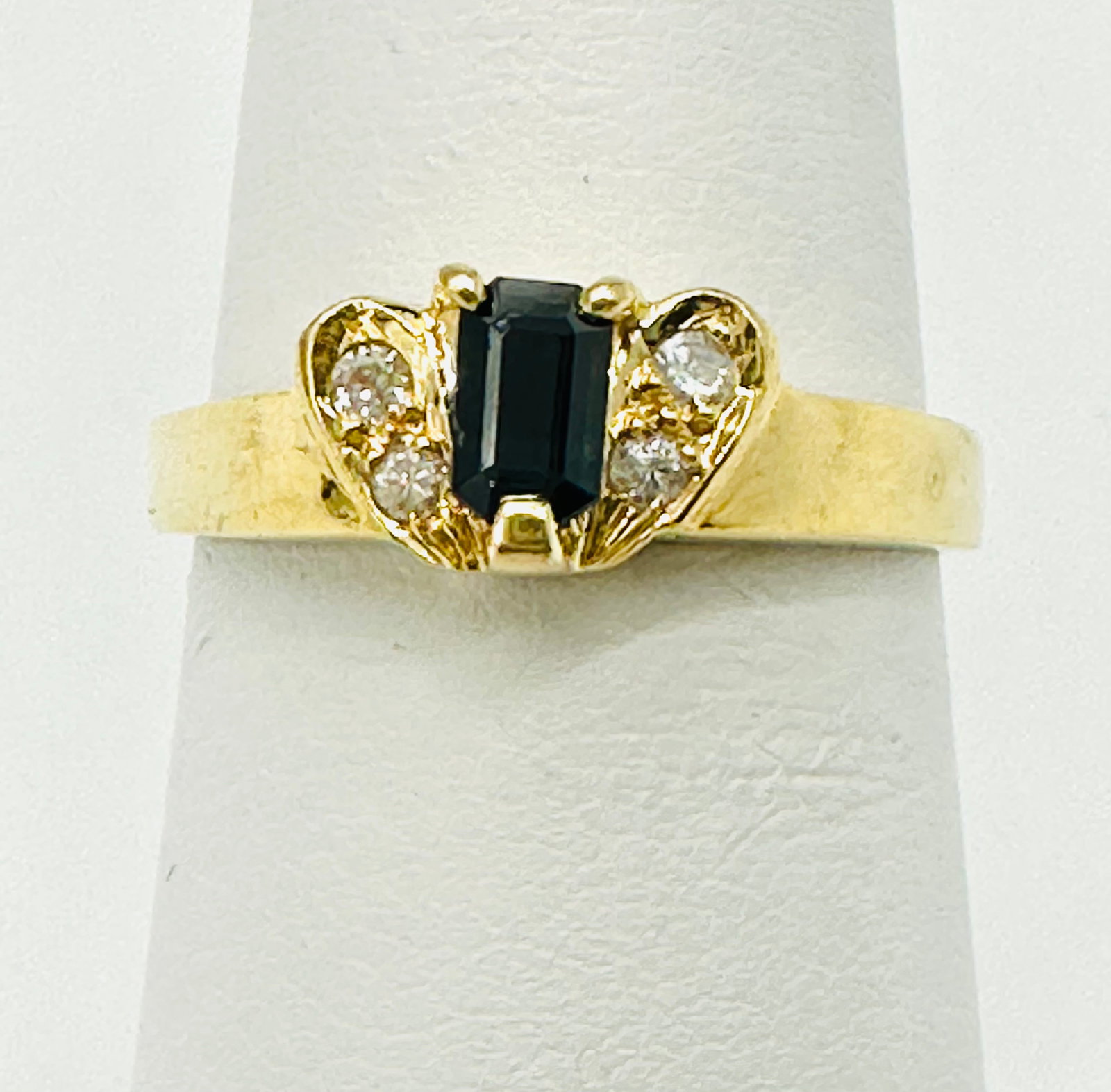Natural Diamond and Sapphire Ring, 14KT Yellow Gold # 2383: # 2383 Natural Diamond and Sapphire Ring, 14KT Yellow Gold 4 pieces diamond 0.08 carat(t.w.) 1 piece sapphire 0.30 carat Ring Weight: 2.80 grams(t.w.) Ring Size: 6