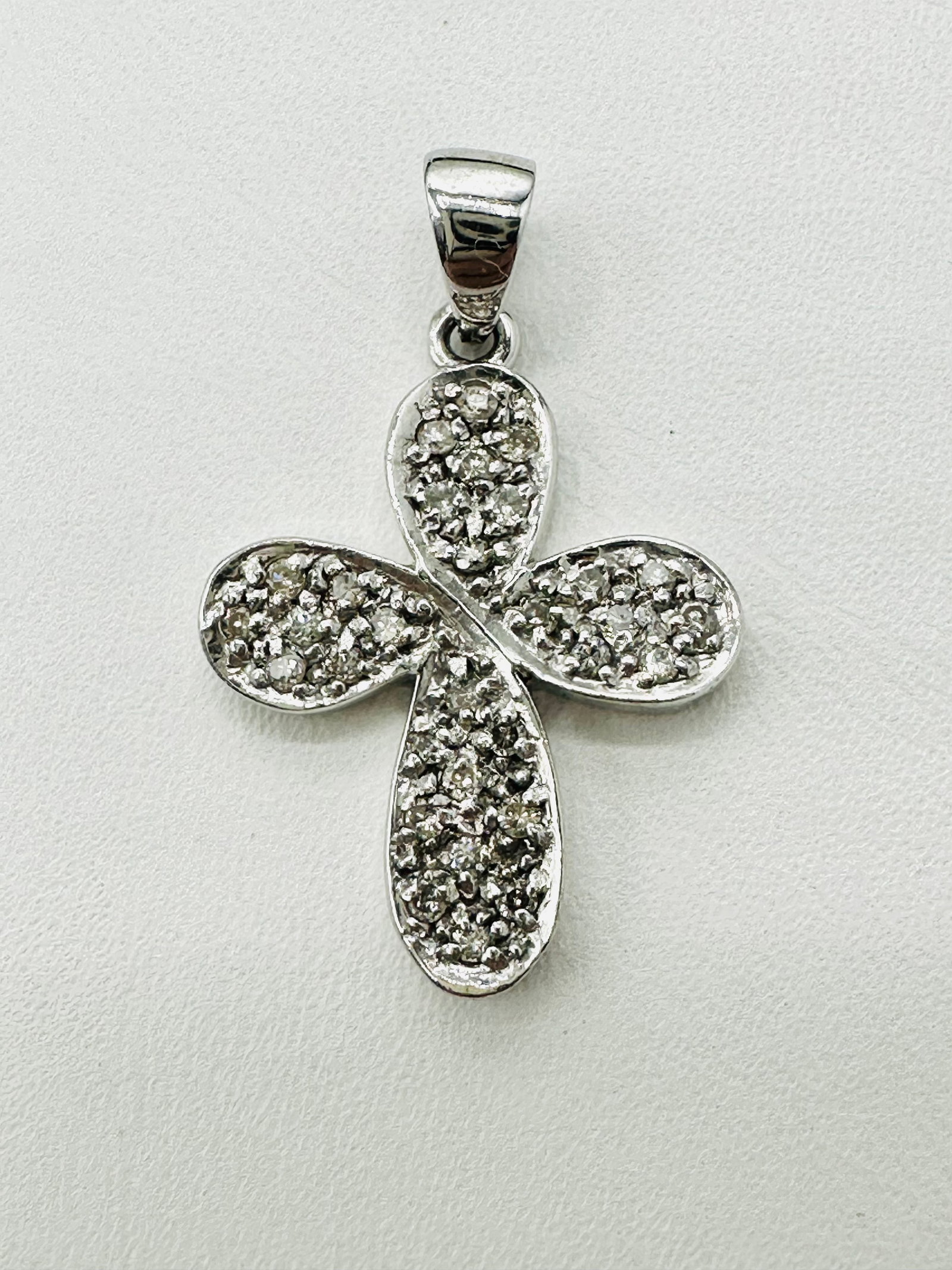 14KT Yellow Gold Natural Diamond Cross Pendant # 2390: # 2390 14KT Yellow Gold Natural Diamond Cross Pendant 31 pieces diamond 0.25 carat(t.w.) Pendant Weight: 2.10 grams(t.w.) Pendant Size: 25 mm X 16 mm