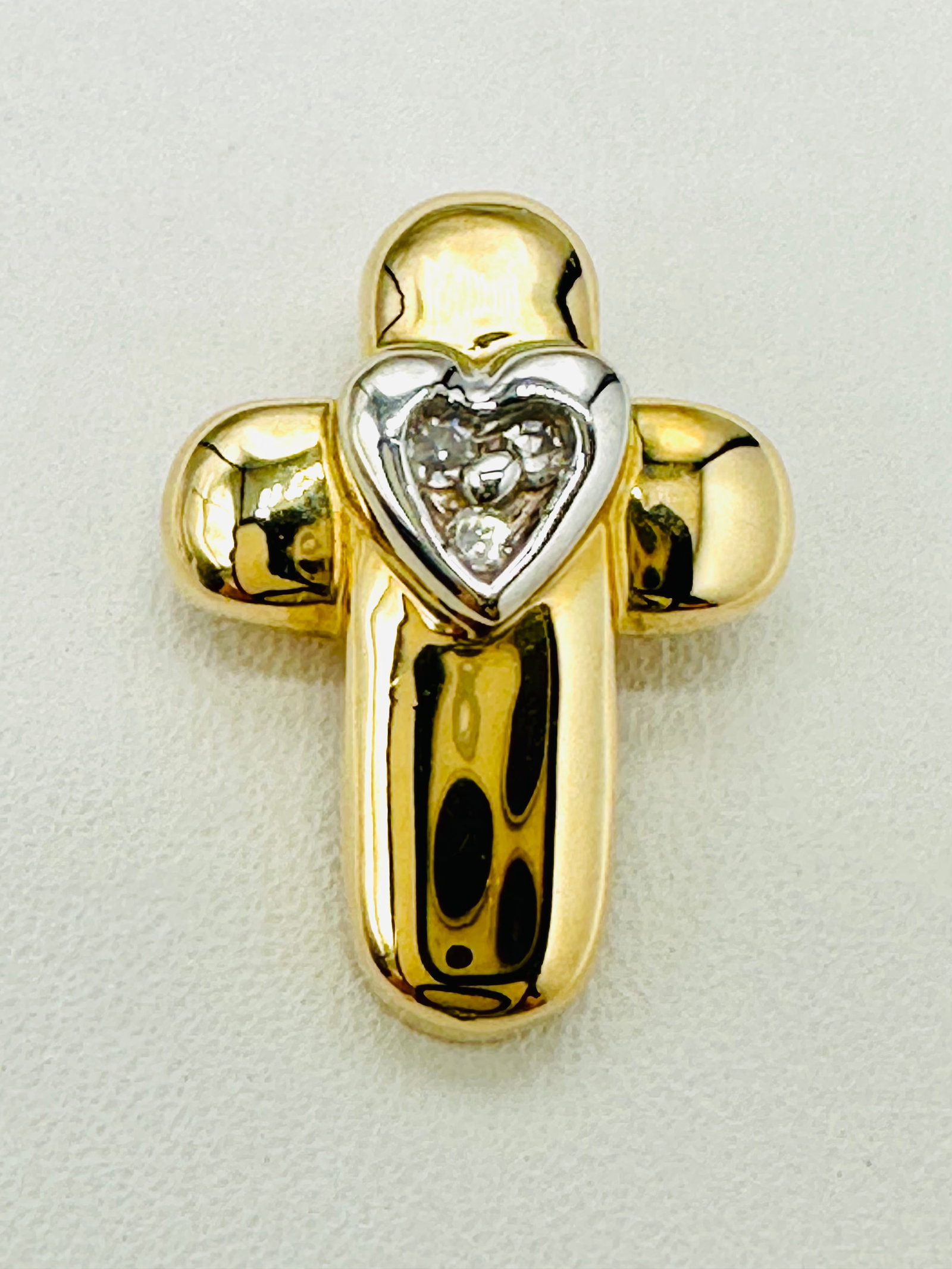 14KT Yellow Gold Natural Diamond Cross Pendant # 2391: # 2391 14KT Yellow Gold Natural Diamond Cross Pendant 3 pieces diamond 0.03 carat(t.w.) Pendant Weight: 1.70 grams(t.w.) Pendant Size: 16.50 mm X 12.50 mm