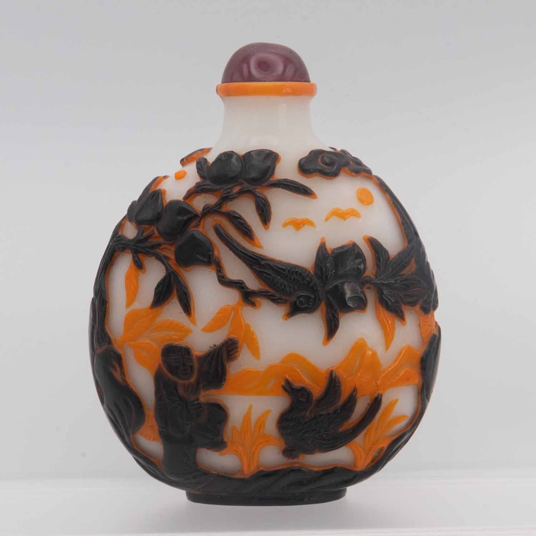 Antique Chinese Peking Glass Large Snuff Bottle: Medium: Peking Glass Size: 4.5x3.5x2 inches Age/Detail: Antique Chinese Condition: Great, check photo for condition reference Provenance: Collection from Estate in Tribecca Please view all the photos 