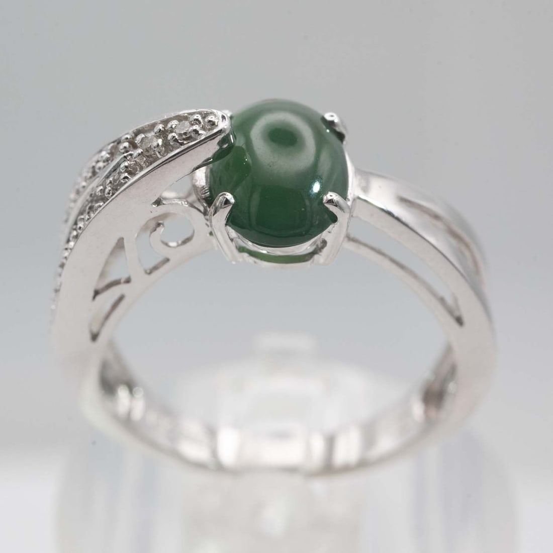 14k White Gold Natural Icy Green Jade Ring: Medium: Natural Icy Green Jade Size: US7.25,3.9gram Age/Detail: 14k White Gold Condition: great overall, check photo for condition reference. Provenance: Collection from Estate in Williamsburg LiveShi
