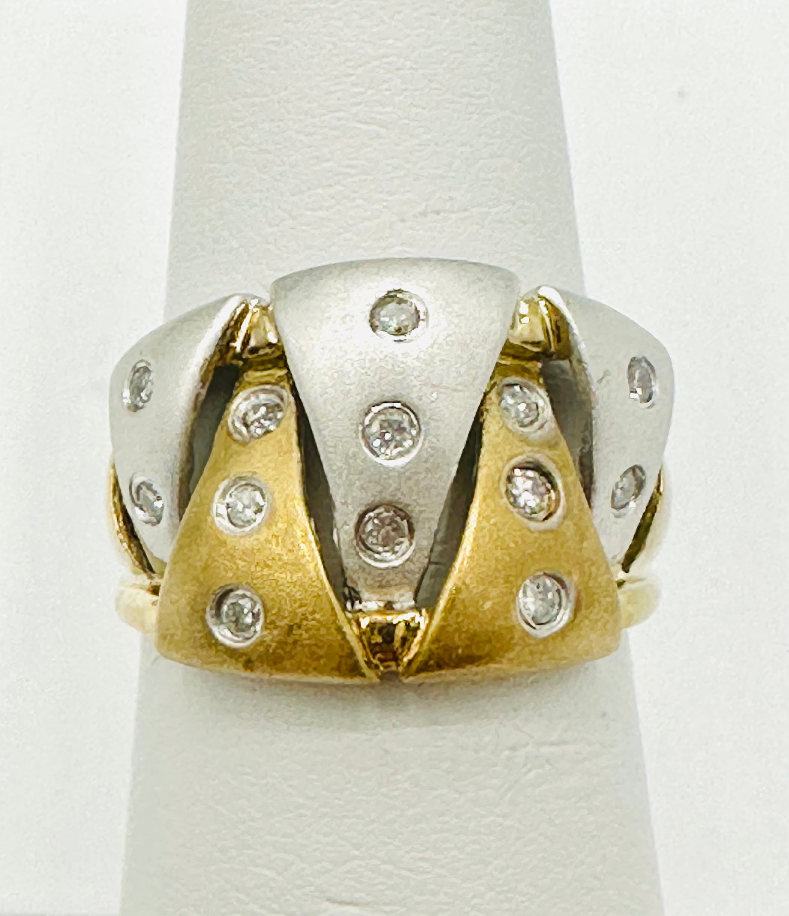 Natural Diamond Ring,14KT 2-Tone Gold # 2433: # 2433 Natural Diamond Ring,14KT 2-Tone Gold 13 pieces diamond 0.25 carat(t.w.) Ring Weight: 4.60 grams(t.w.) Ring Size: 6