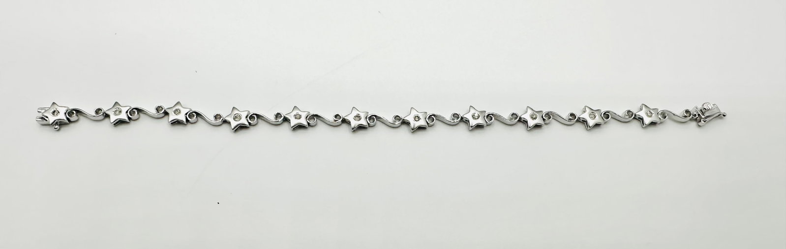 Natural Diamond 18KT White Gold Stars Bracelet # 2477: # 2477 Natural Diamond 18KT White Gold Stars Bracelet 11 pieces diamond 0.30 carat(t.w.) Bracelet Weight: 9.30 grams(t.w.) Bracelet Size: 7â€? X 7 mm