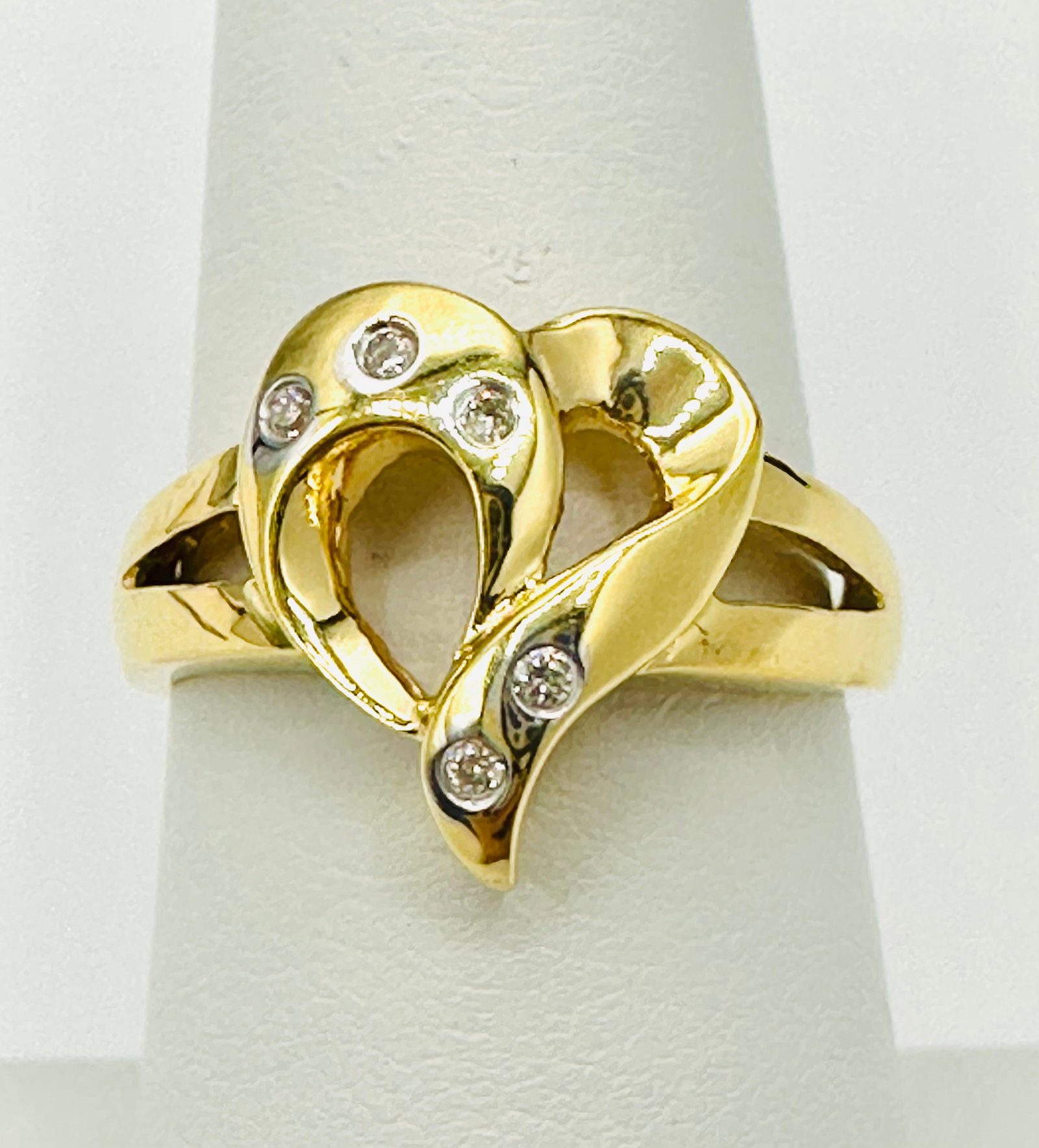Natural Diamond Heart Ring,14KT Yellow Gold # 2510: # 2510 Natural Diamond Heart Ring,14KT Yellow Gold 5 pieces diamond 0.08 carat(t.w.) Ring Weight: 3.90 grams(t.w.) Ring Size: 7.25
