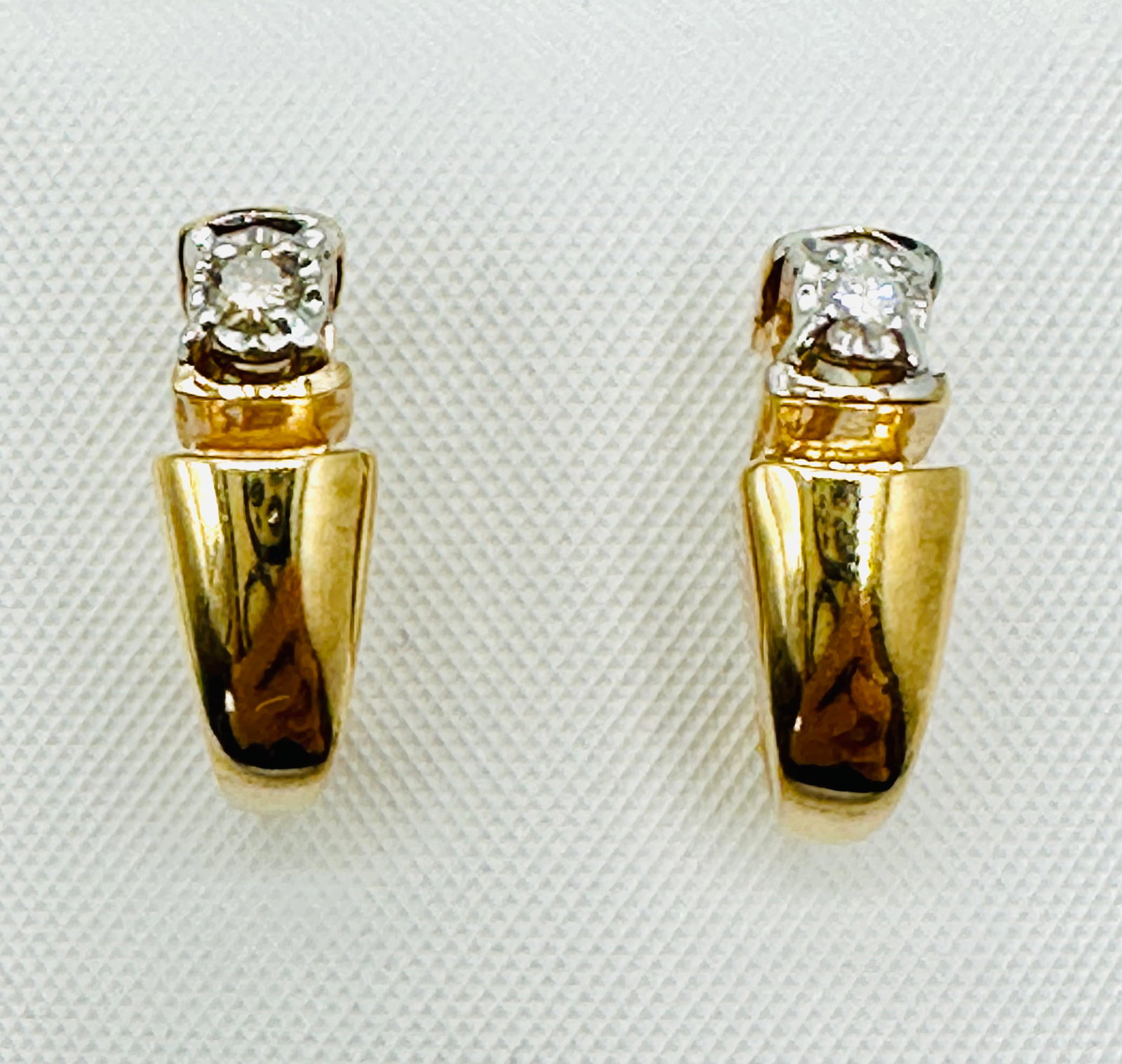 Pair of Natural Diamond Earrings, 14KT Yellow Gold # 2531: # 2531 Pair of Natural Diamond Earrings, 14KT Yellow Gold 2 pieces diamond 0.10 carat(t.w.) Earrings Weight: 3.50 grams(t.w.) Post backs Earrings Size: 16 mm X 5.5 mm