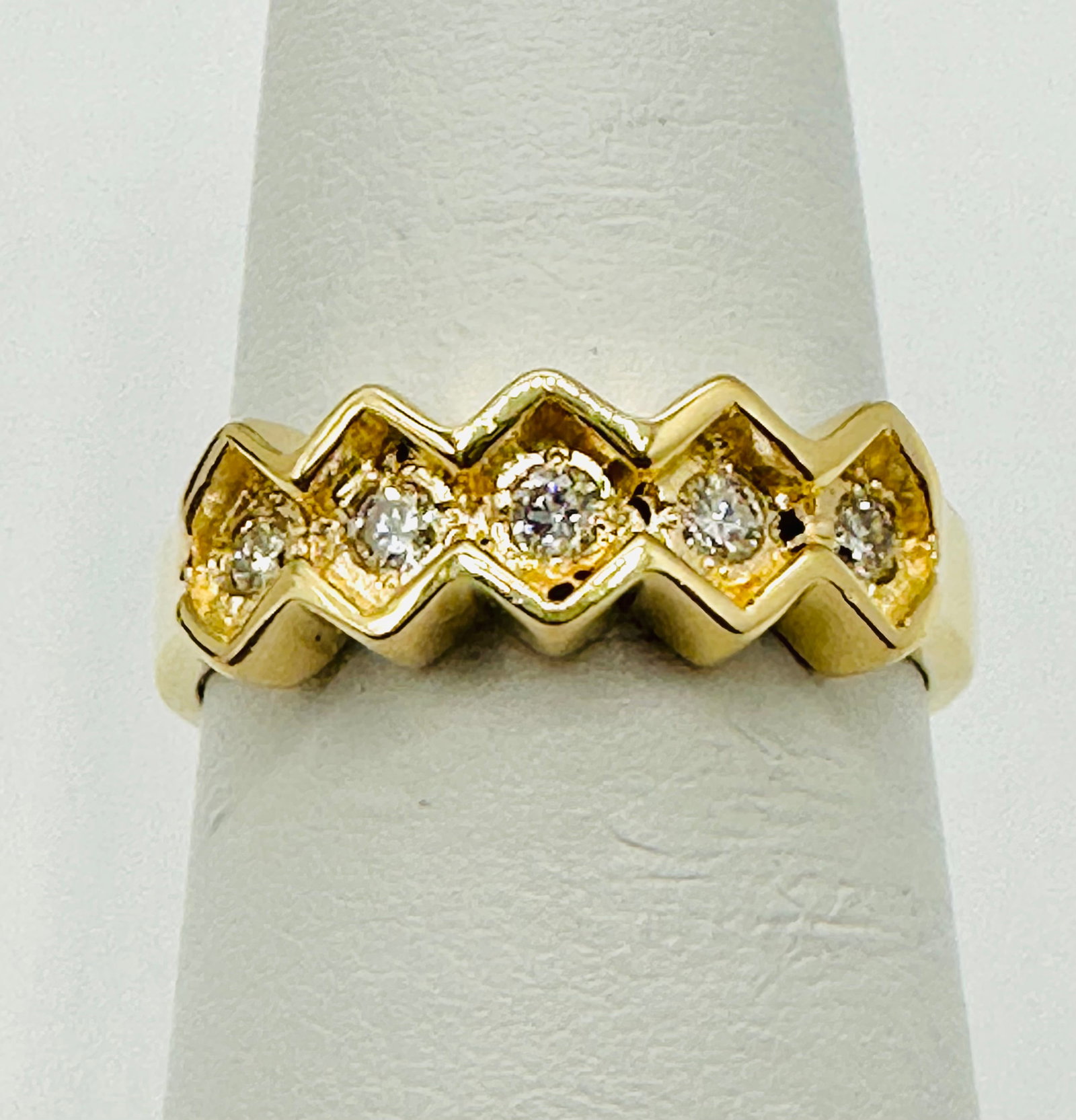 Natural Diamond Ring,14KT Yellow Gold # 2594: # 2594 Natural Diamond Ring,14KT Yellow Gold 5 pieces diamond 0.20 carat(t.w.) Ring Weight: 3.50 grams(t.w.) Ring Size: 5.75