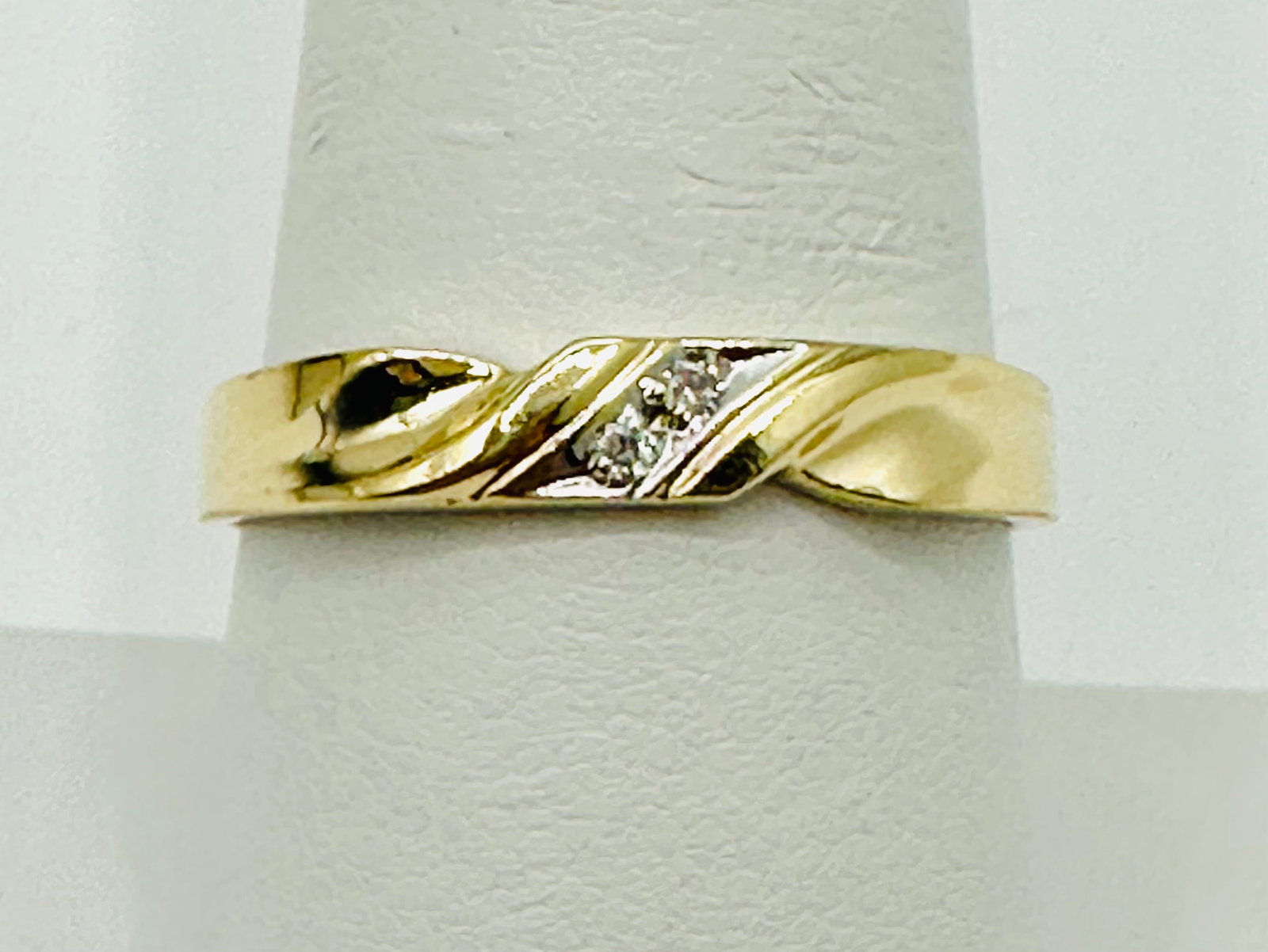 Natural Diamond Ring,14KT Yellow Gold # 2595: # 2595 Natural Diamond Ring,14KT Yellow Gold 2 pieces diamond 0.02 carat(t.w.) Ring Weight: 2.50 grams(t.w.) Ring Size: 9