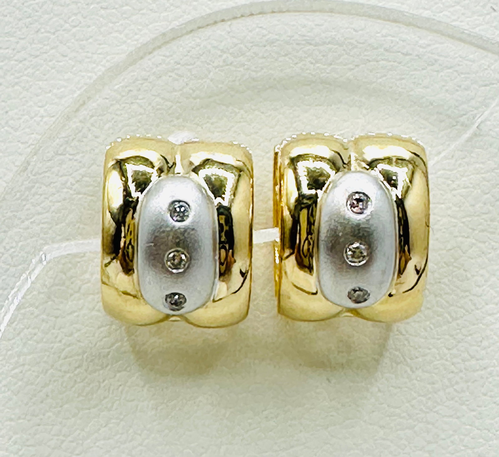 Pair of Natural Diamond Heavy Small Huggies Earrings, 14KT Yellow and White Gold # 2646: # 2646 Pair of Natural Diamond Heavy Small Huggies Earrings, 14KT Yellow and White Gold 6 pieces diamond 0.04 carat(t.w.) Earrings Weight: 4.60 grams(t.w.) Hinge hook closure Earrings Size: 11 mm X 8.