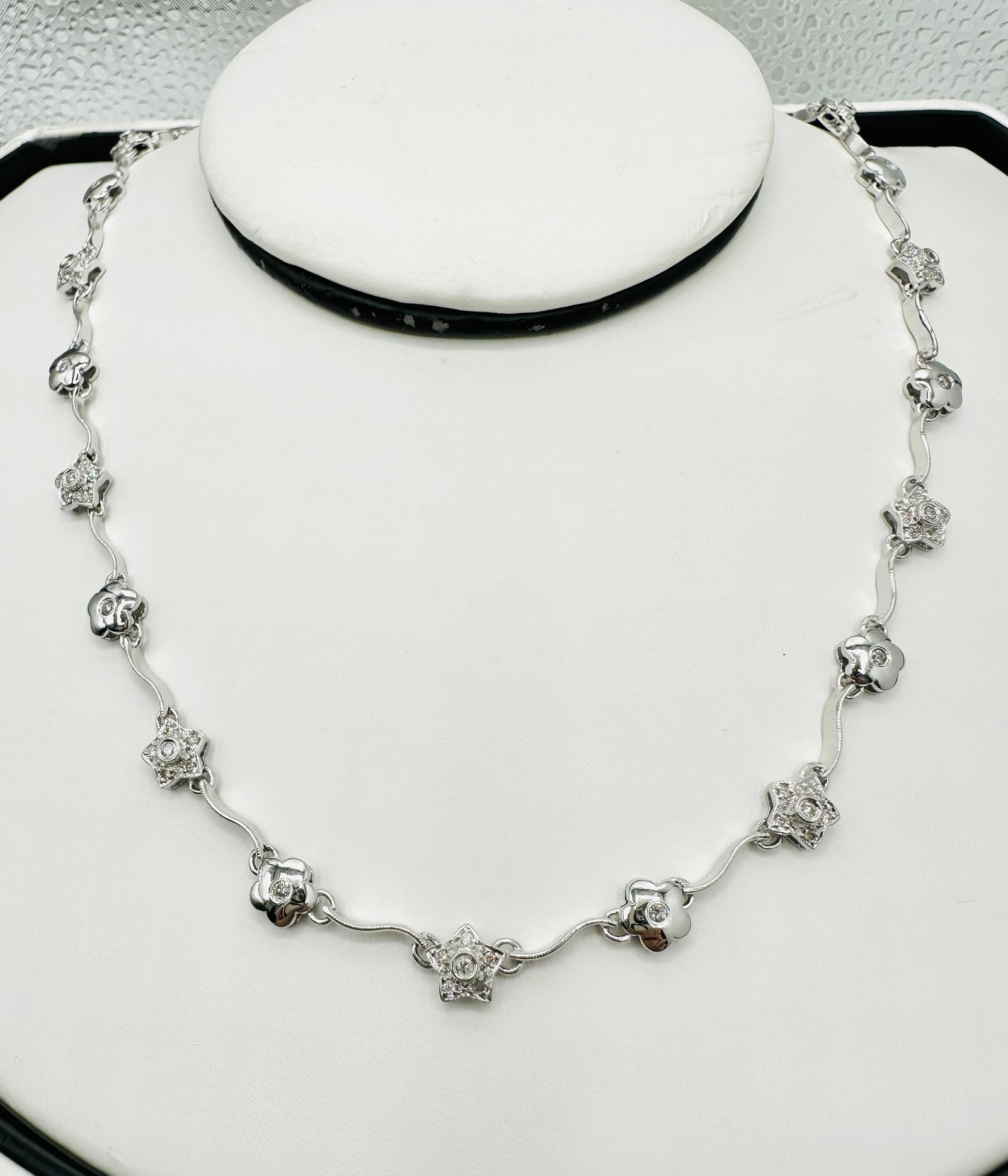 Natural Diamond Necklace, White Gold # 2665: # 2665 Natural Diamond Necklace, White Gold 83 pieces diamond 1.15 carats (t.w.) Lobster lock clasp closure Weight: 19.50 grams (t.w.) 7mm x 17â€?