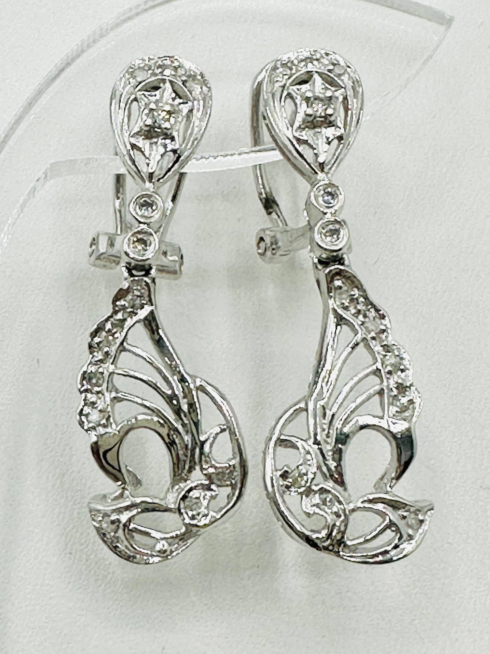 14KT White Gold,Pair of Natural Diamond Earrings # 2697: # 2697 14KT White Gold,Pair of Natural Diamond Earrings 26 pieces diamond 0.35 carat(t.w.) Earrings Weight: 5.70 grams(t.w.) Earrings Size: 34 mm X 10.50 mm