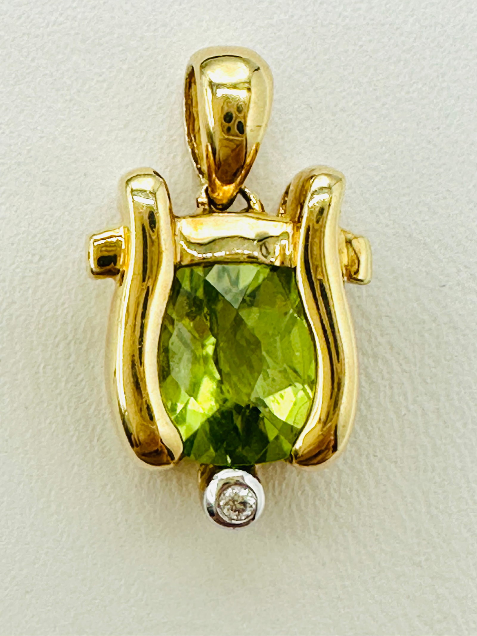 14KT Yellow Gold, Natural Diamond and Peridot Pendant # 2715: # 2715 14KT Yellow Gold, Natural Diamond and Peridot Pendant 1 piece diamond 1 piece peridot Pendant Weight: 1.80 grams (t.w.) Pendant size: 18 mm X 10.5 mm