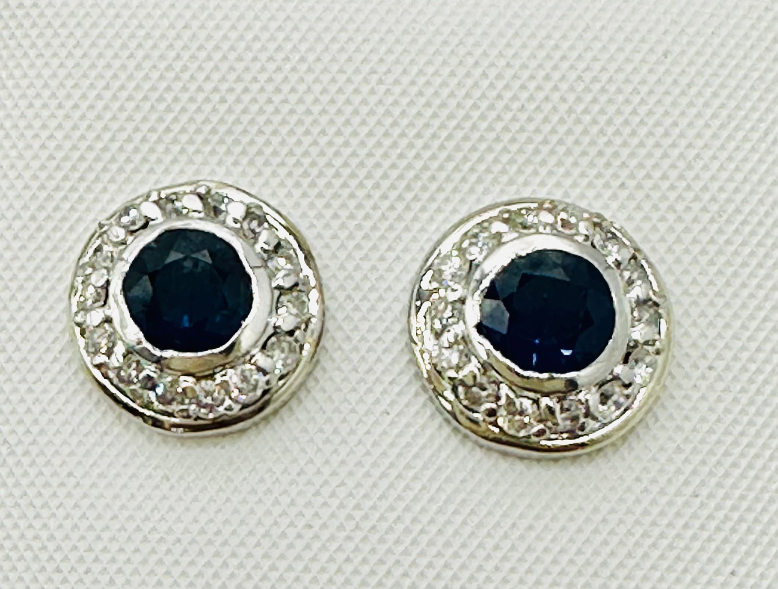 14KT White Gold,Pair of Natural Diamond and Sapphire Halo Earrings # 2740: # 2740 14KT White Gold,Pair of Natural Diamond and Sapphire Halo Earrings 28 pieces diamond 0.50 carats(t.w.) 2 pieces sapphire 1.00 carat(t.w.) Post Black Earrings Weight: 3.60 grams(t.w.) Earrings S