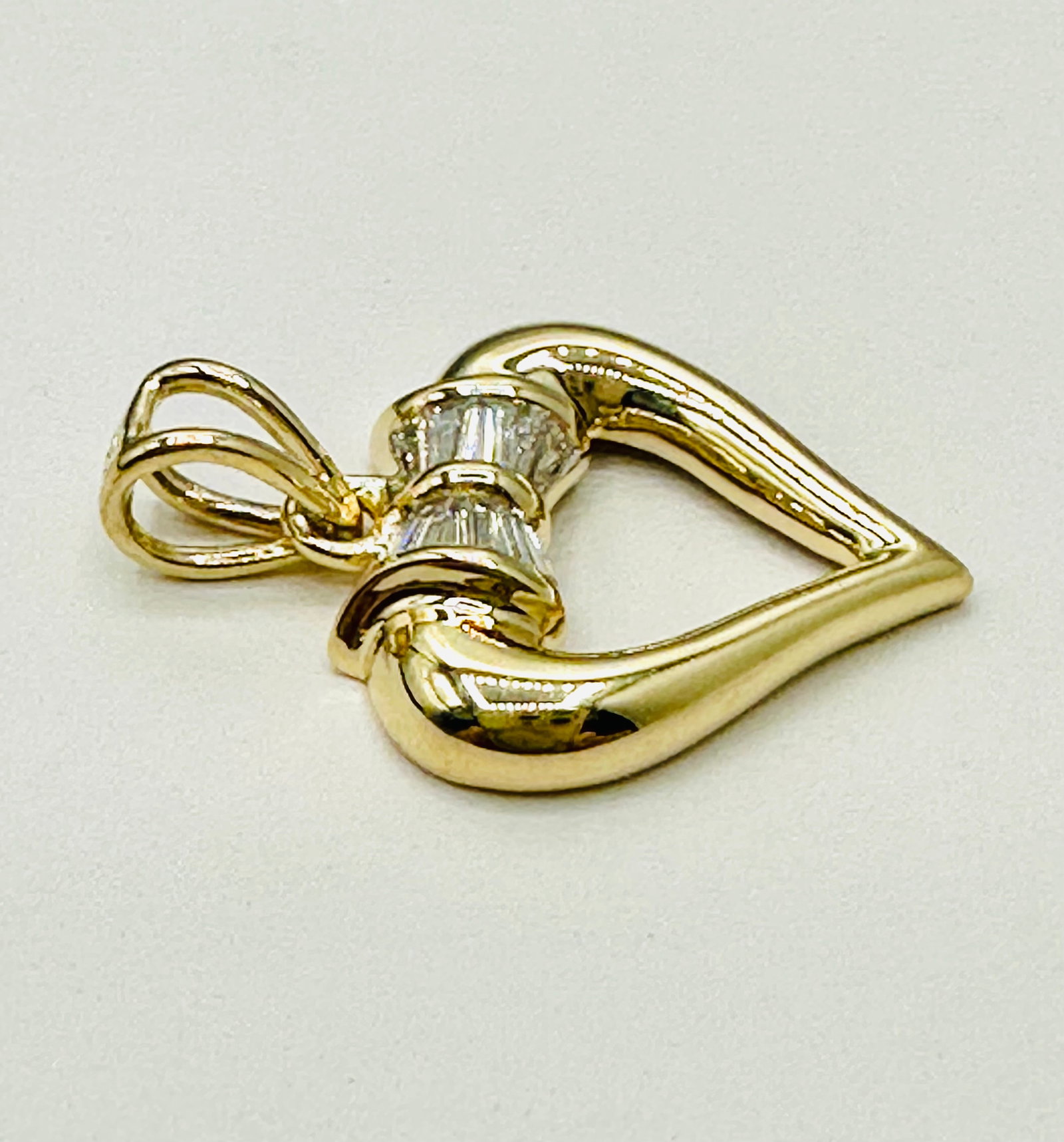 14KT Yellow Gold, Natural Diamond Heart Pendant # 2752: # 2752 14KT Yellow Gold, Natural Diamond Heart Pendant 10 pieces baguette diamond 0.28 carat(t.w.) Pendant Weight: 2.00 grams (t.w.) Pendant size: 22 mm X 15.50 mm