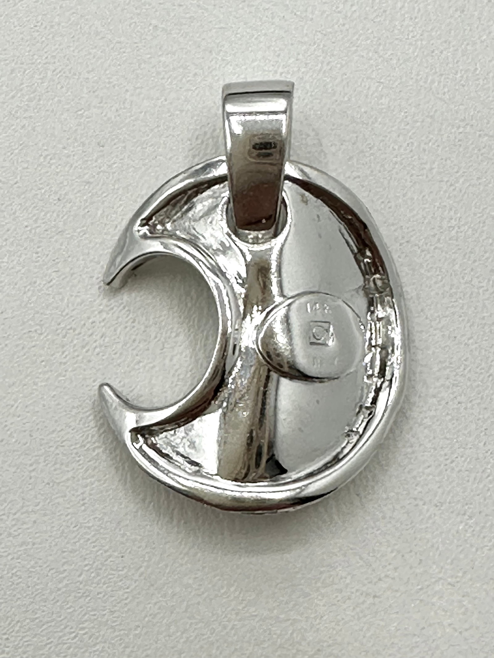 14KT White Gold, Natural Diamond Pendant # 2772: # 2772 14KT White Gold, Natural Diamond Pendant 11 pieces diamond 0.06 carat(t.w.) Pendant Weight: 2.90 grams (t.w.) Pendant size: 24 mm X 16 mm
