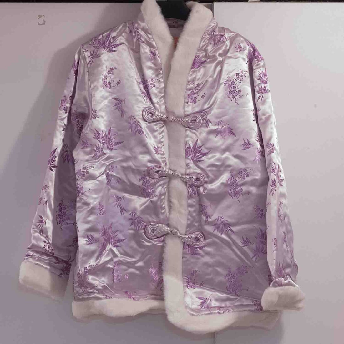 Chinese Traditional Cloth: Medium: Size: Age/Detail: Chinese Traditional Condition: great overall, check photo for condition reference. Provenance: Collection from Estate in Williamsburg LiveShipping is NOT a part of the auctio