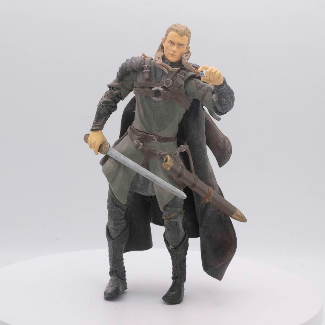 Marvel Inc Lord Of The Ring Legolas Elf Warrior Figure: Medium: Lord Of The Ring Size: 4x7x2.5 inches Age/Detail: Marvel Inc Condition: great overall, check photo for condition reference. Provenance: Collection from Estate in Williamsburg LiveShipping is N