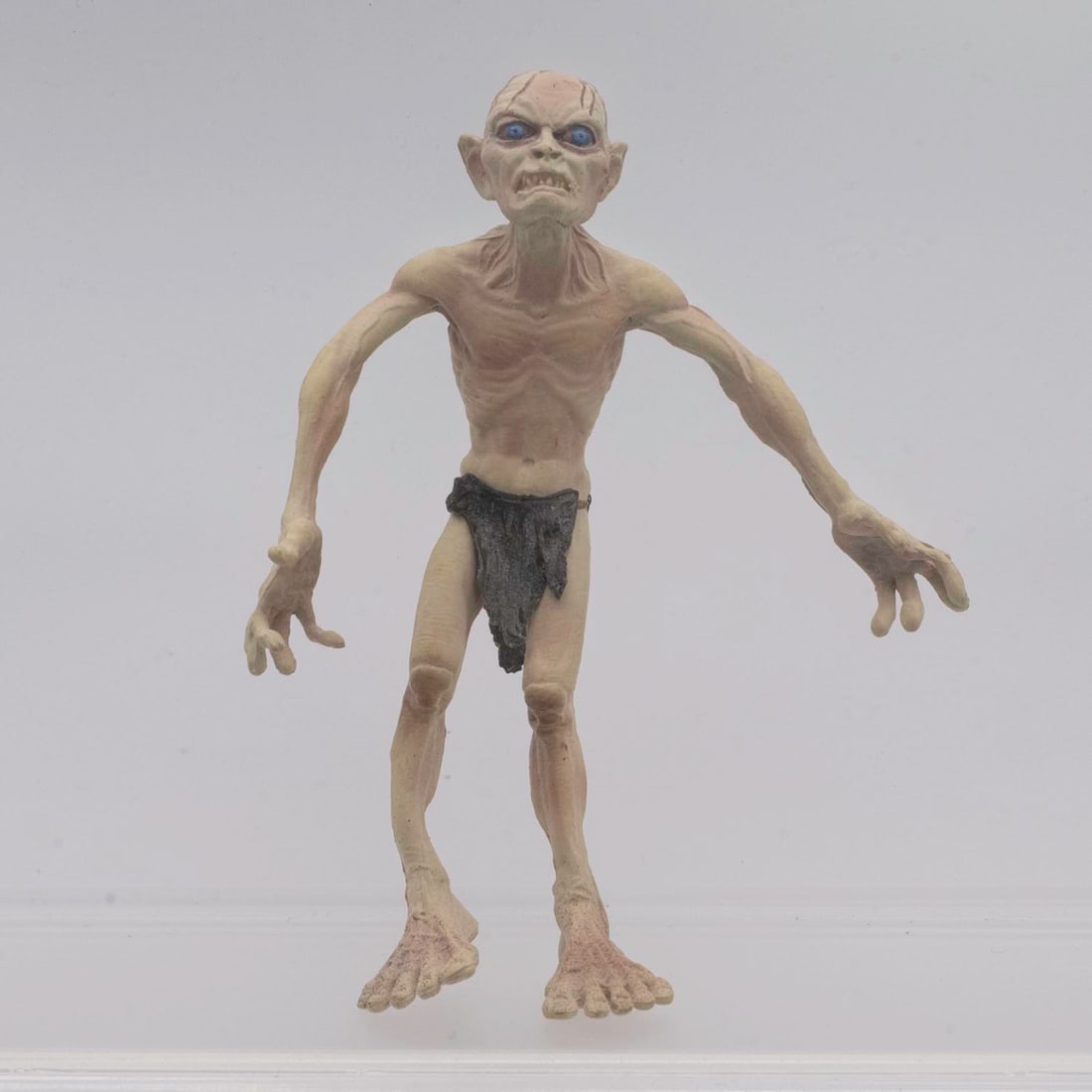 Marvel Inc Lord Of The Ring Gollum Smeagol Figure: Medium: Lord Of The Ring Size: 3.5x2x4.5 inches Age/Detail: Marvel Inc Condition: great overall, check photo for condition reference. Provenance: Collection from Estate in Williamsburg LiveShipping is