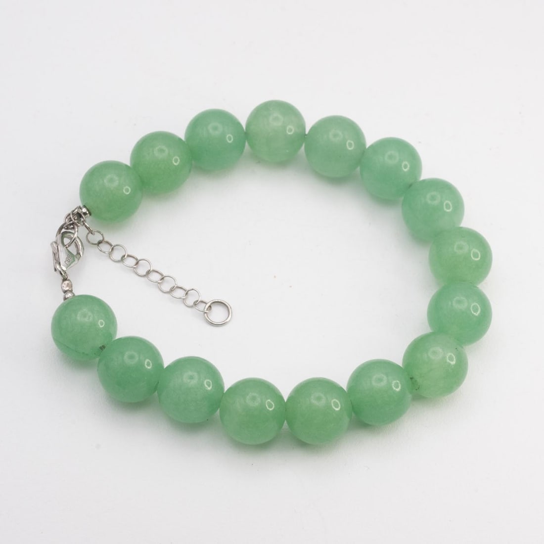 Chinese Chalcedony Bead Bracelet: Medium: Chalcedony Size: 0.5x0.5 inches Age/Detail: Chinese Condition: great overall, check photo for condition reference. Provenance: Collection from Estate in Williamsburg LiveShipping is NOT a part