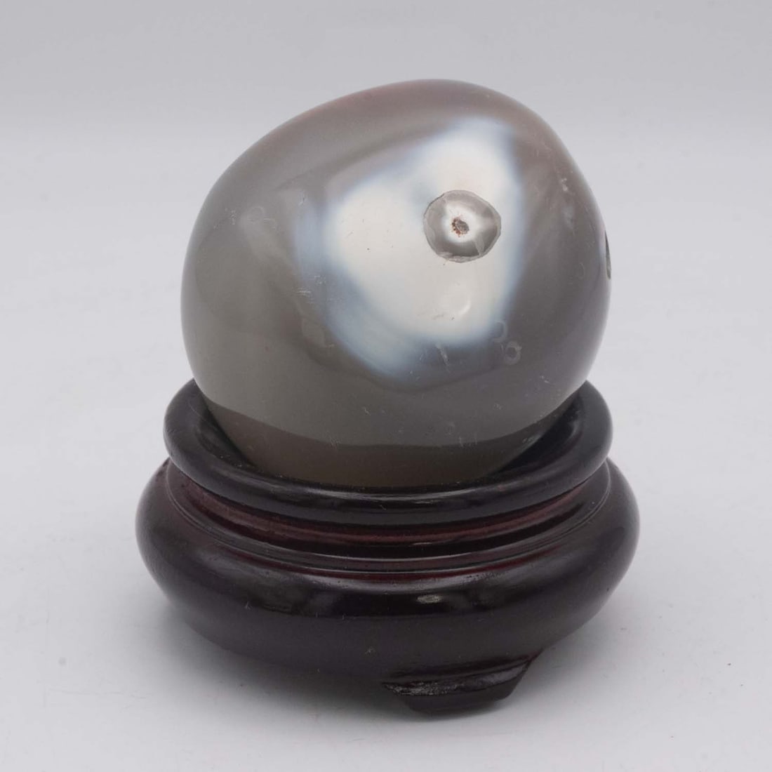 Natural Polished Agate Sphere With Plume Inclusion And Druzy Pocket: Medium: Agate Size: 2.6x2.6x3 inches Age/Detail: Natural Polished Condition: great overall, check photo for condition reference. Provenance: Collection from Estate in Williamsburg LiveShipping is NOT 
